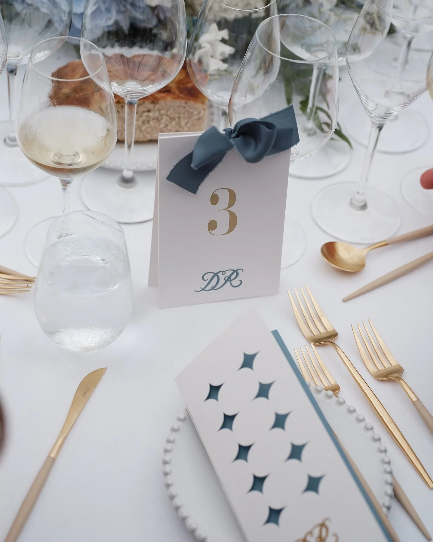 💙 Something Blue 💙

Bl&aring; symboliserer k&aelig;rlighed, troskab og held.
Til et af sommerens eventyrlige bryllupper var bl&aring; virkelig prikken over i&rsquo;et, og det der bandt alt fra invitation til opd&aelig;kning sammen.

Lokation:@falsl