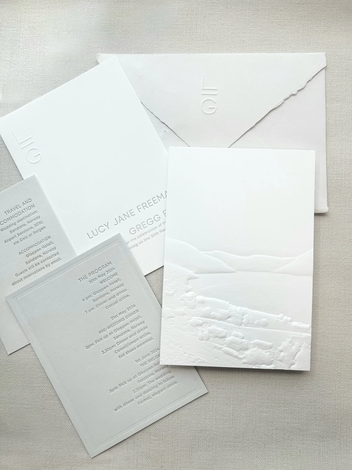 🏔️🤍Til daglig bor Lucy og Gregg i Dubai, hvor skyskrabere r&aelig;kker mod himlen og guld glimter om kap med solen. Deres bryllup skulle v&aelig;re lige s&aring; imponerende, men med en storhed som ikke var menneskeskabt, hvor naturen i sig selv im