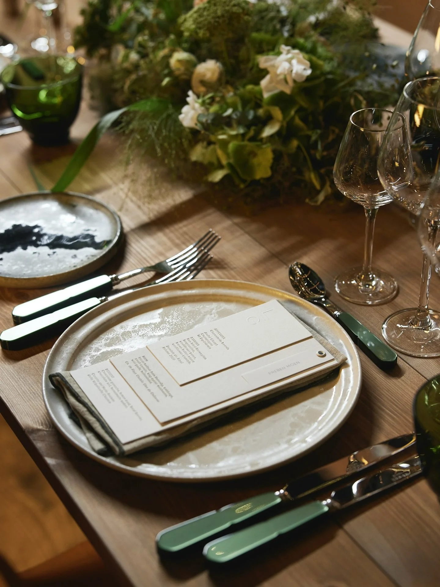 🏔️Uanset om blikket fanges af de barske norske fjelde, der med deres storhed b&aring;de kan skr&aelig;mme og imponere, eller om du finder ro i de maleriske spejlinger i bjergs&oslash;erne, s&aring; rummer naturen deroppe noget s&aelig;rligt for enhv