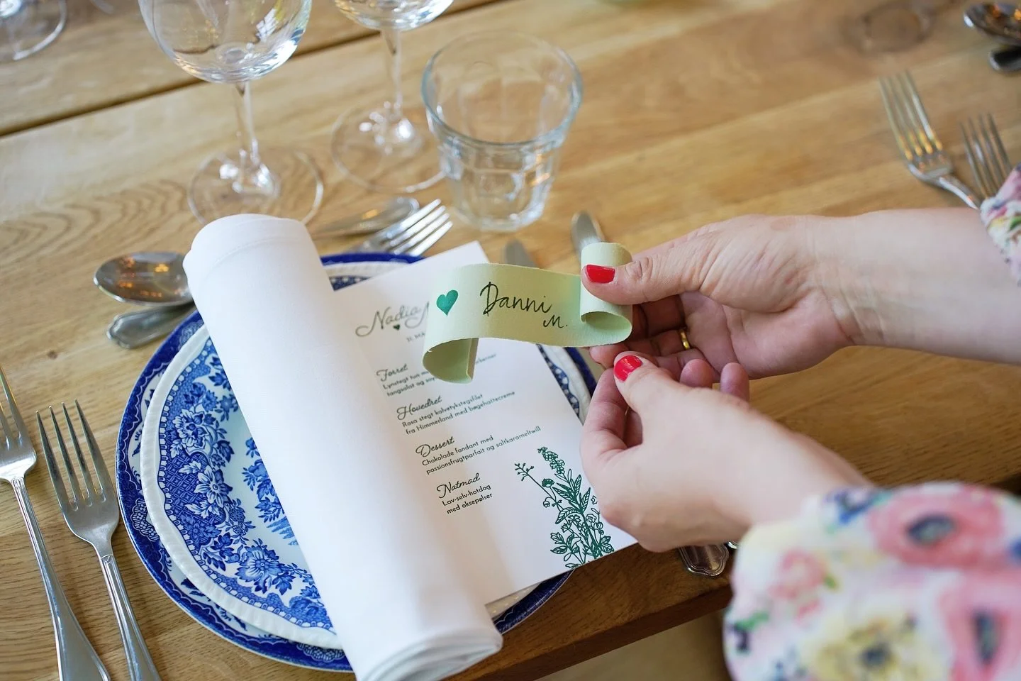 Inden l&aelig;nge er bordene til sommerens sidste bryllupper d&aelig;kket med unikke bordkort og tilh&oslash;rende appetitv&aelig;kkende menuer. Tillykke til jer som fik hinanden og tak fordi vi m&aring;tte v&aelig;re med til at g&oslash;re jeres sto