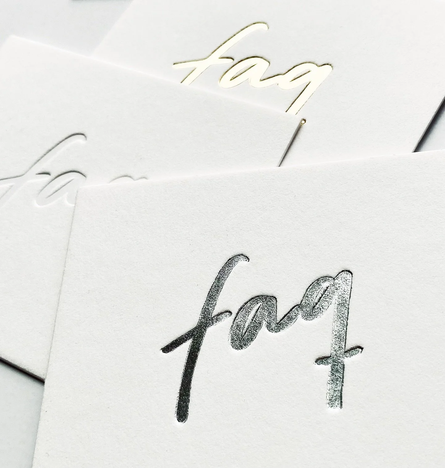 ❓Vi er blevet forlovet, men hvorn&aring;r b&oslash;r vi g&aring; i gang med invitationerne? 🗣️Hvis I har fundet en dato og et sted I vil fejres, s&aring; skal I i gang. Jo f&oslash;r, jo bedre. Vi anbefaler, at I kontakter os senest 8 uger f&oslash;