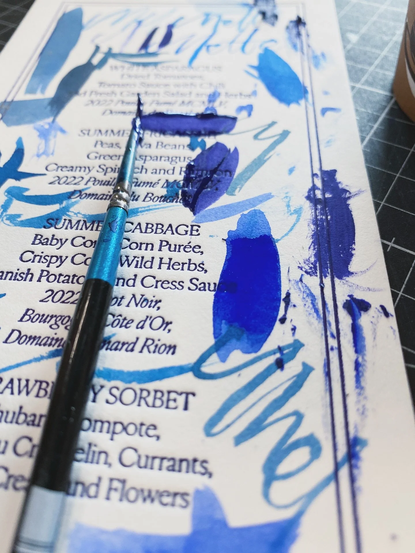 💙✍🏻H&aelig;nderne hos Papirlykke bliver ikke kun brugt til at betjene bl&oslash;dt bomuldspapir i de gamle trykpresser. Vi bruger dem ogs&aring; til at s&aelig;tte et personligt pr&aelig;g p&aring; f.eks. bordkort, menukort eller n&aring;r bryllups