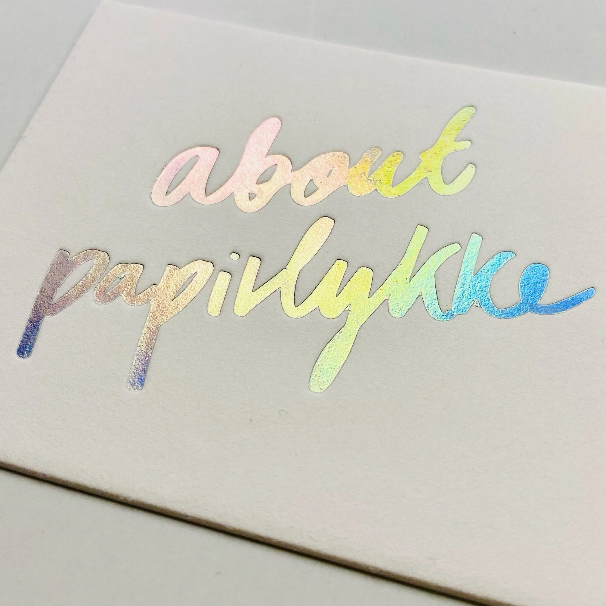 Q: Min s&oslash;ster er grafisk designer og har lavet design til vores invitation, kan I trykke det for os? A: Som udgangspunkt trykker vi kun egne designs. Det skyldes blandt andet, at ikke alle designs egner sig til letterpress-tryk og b&oslash;r d