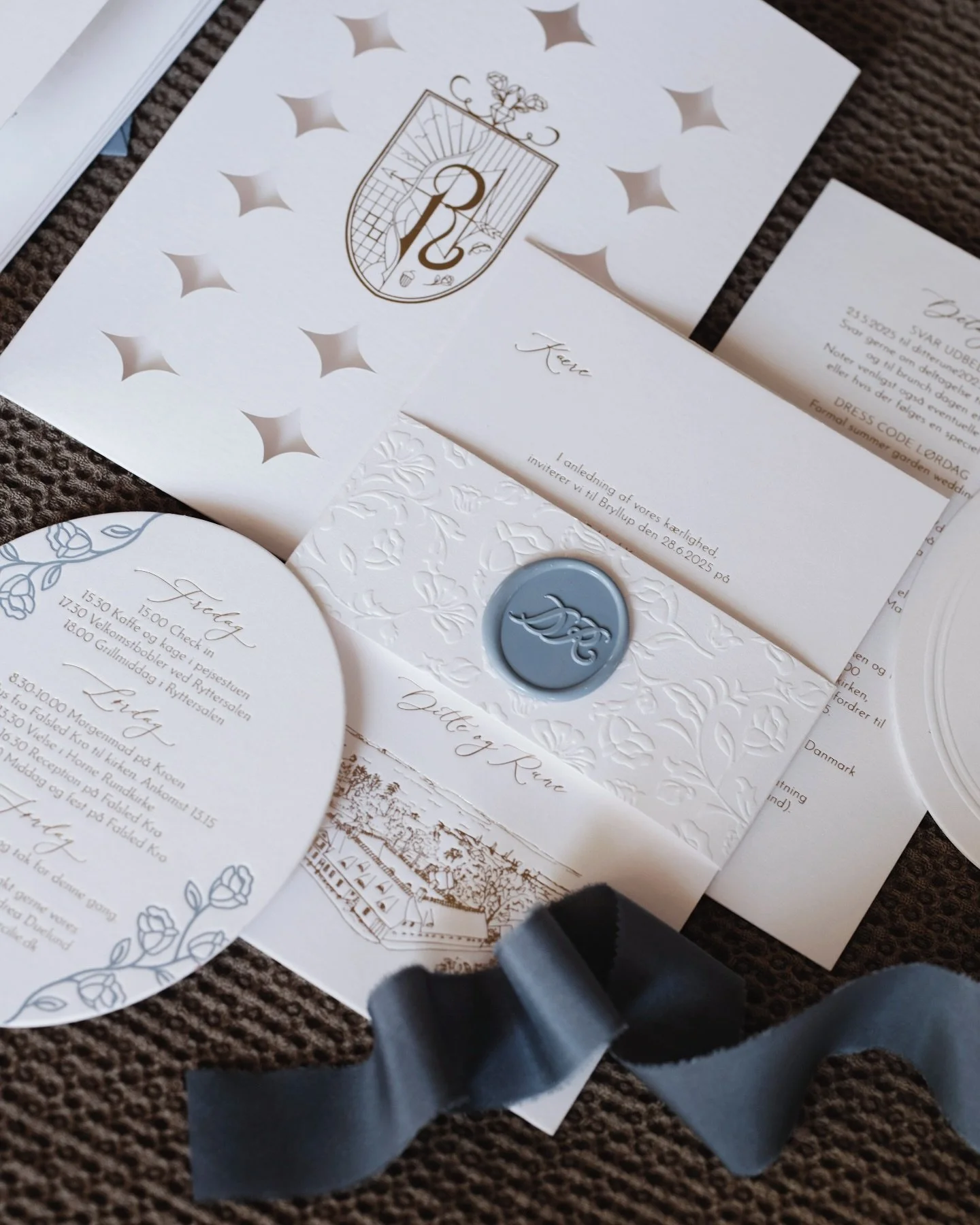 💙🤍

Fotograf: @nordic.wedding 
Venue: @falsledkro 
Weddingplanner: @weddingplanner_copenhagen 
Design &amp; print: @papirlykke_ 

.
.
.
#falsledkro #sommerbryllup #bl&aring;detaljer #letterpress #letterpressinvitation #letterpresswedding #handmaded