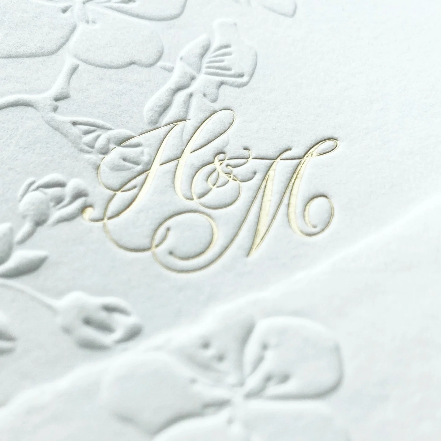 Bl&oslash;dt h&aring;ndlavet papir med dybe tryk✨
.
.
.
#h&aring;ndlavetpapir #h&aring;ndlavet #papirtryk #papirlykke#letterpress #emboss #elivrosenkranz #letterpressinvitation