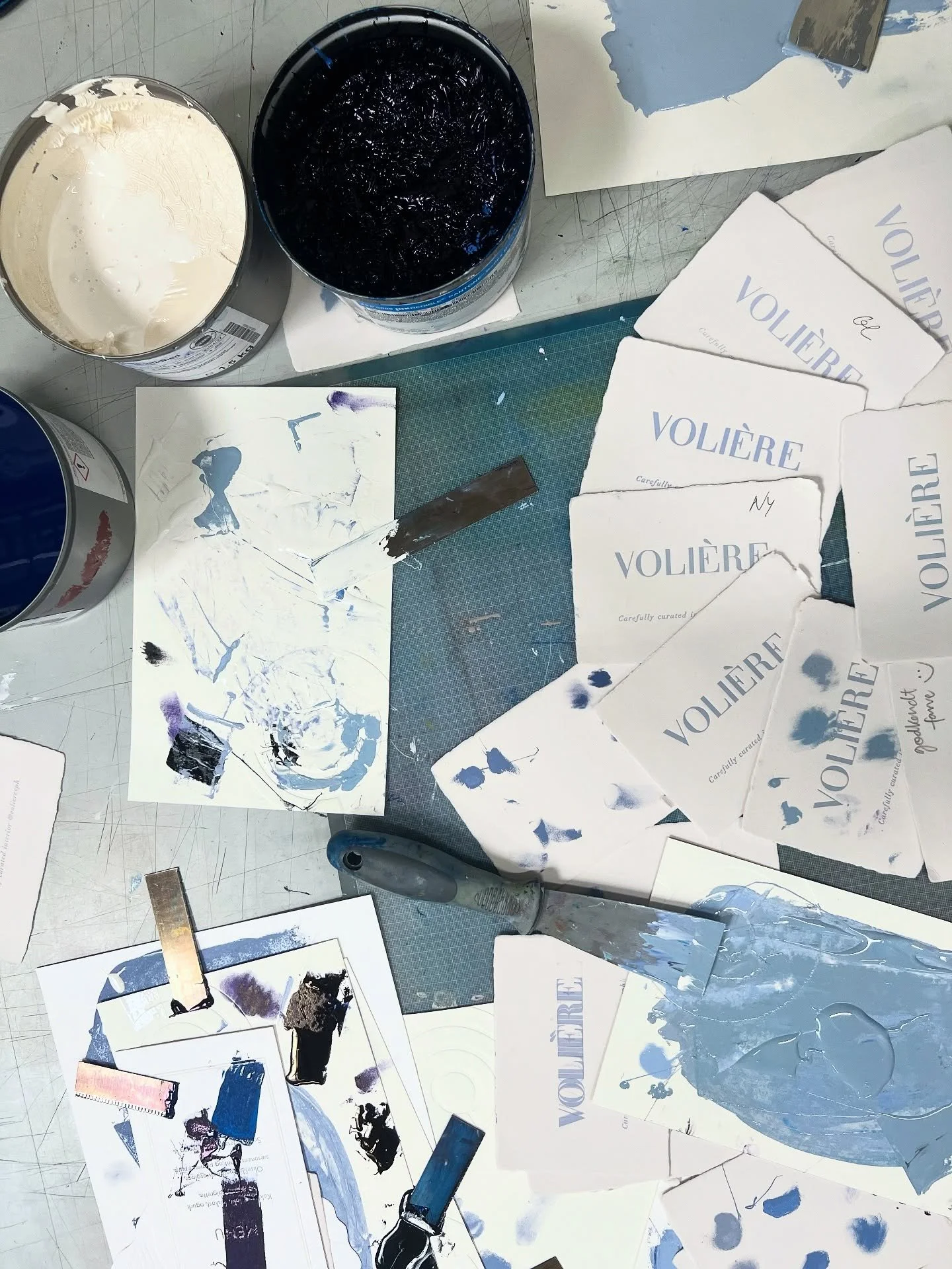 Hos Papirlykke blander vi farverne i h&aring;nden fra bunden. S&aring; vi kan skabe unikke nuancer og ramme pr&aelig;cis det udtryk, der passer til jer og den stemning I gerne vil have i jeres invitationer og  papirsager til bryllup, fest eller event