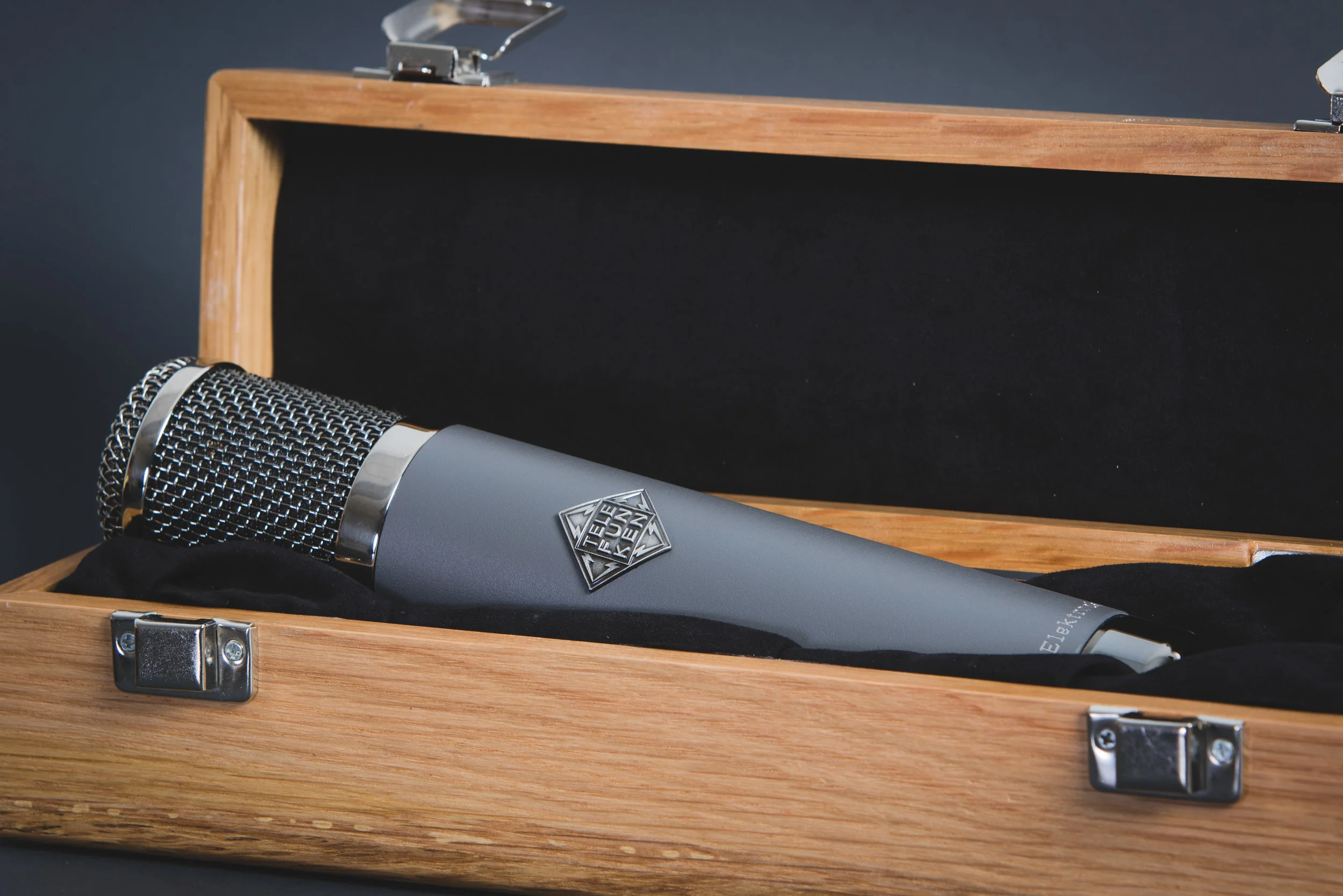 Telefunken_AR-51_Mic_In_Case.jpg