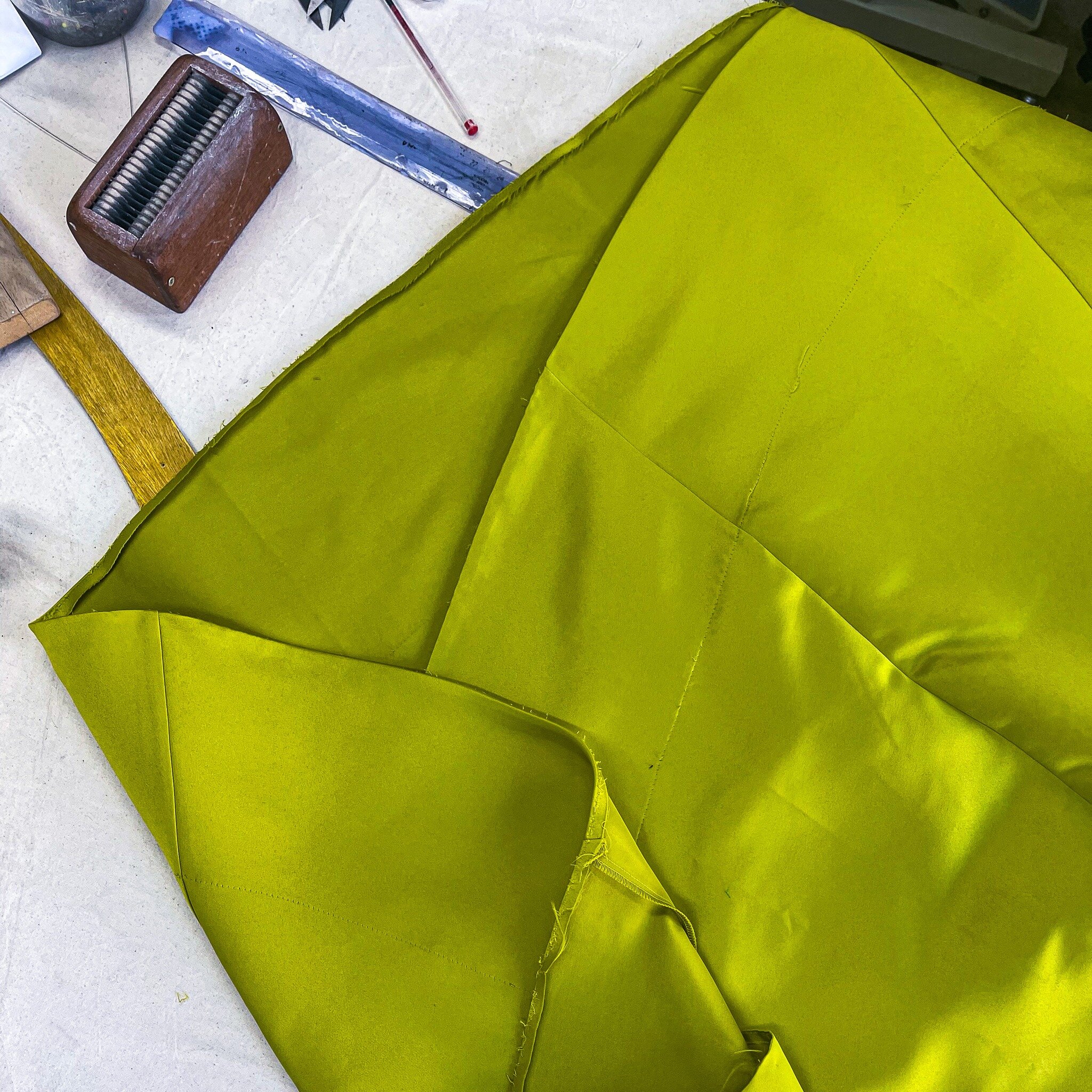 Shortening this beautiful green skirt! 😍

#tailoring #clothesalteration #makeitlast
#skirt