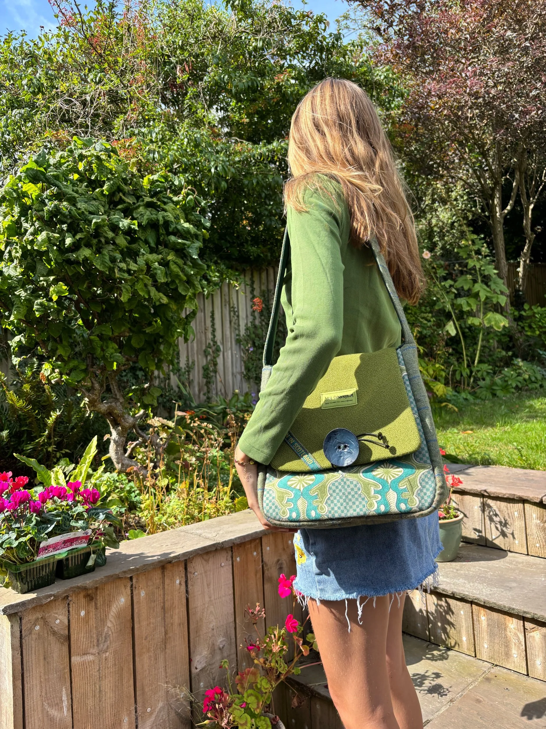 how to wear a green  vintagae tweed shoulder bag by Julia Cunningham