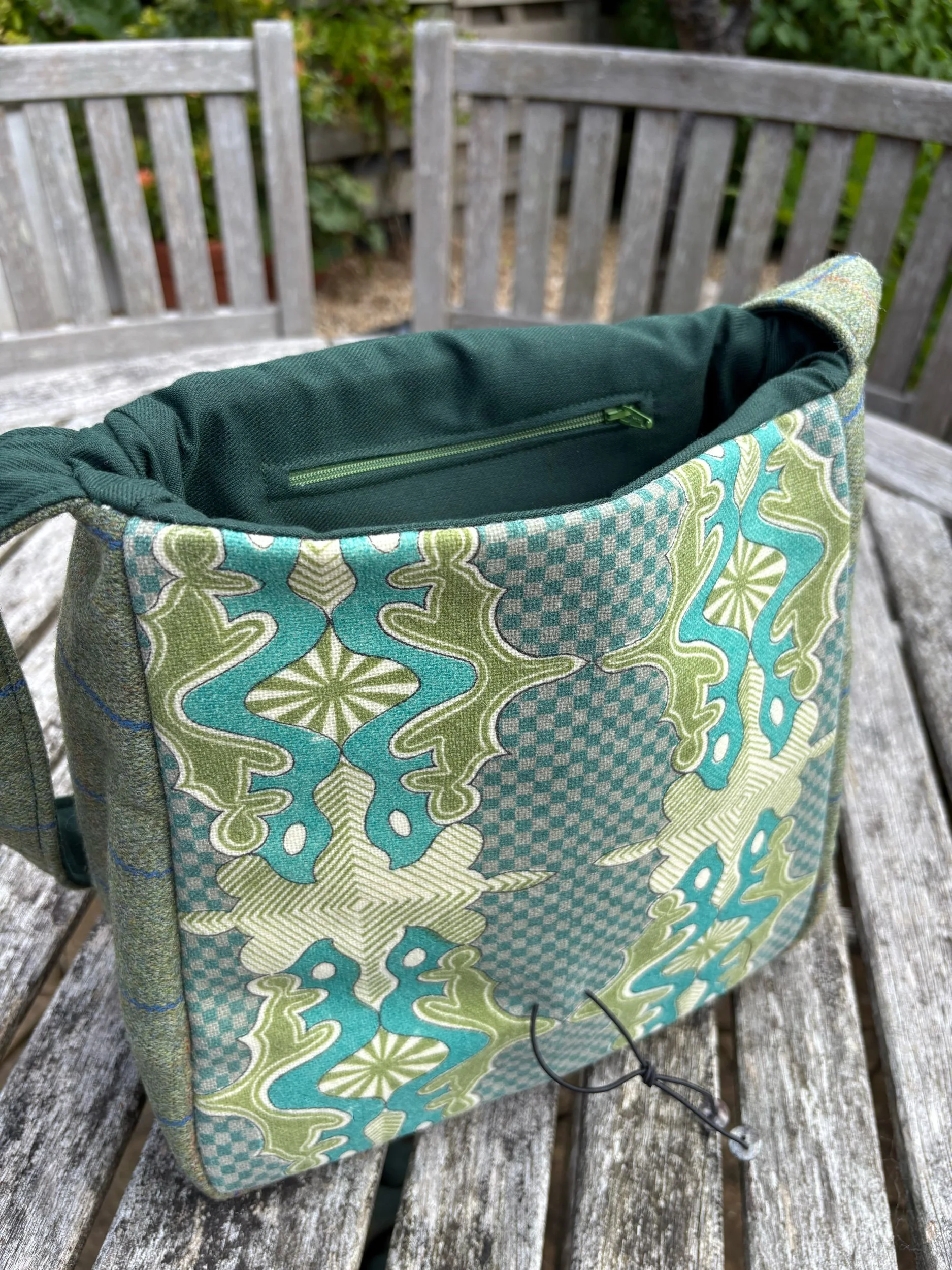 Interior pockets of the green tweed shoulder bag by Julia Cunningham
