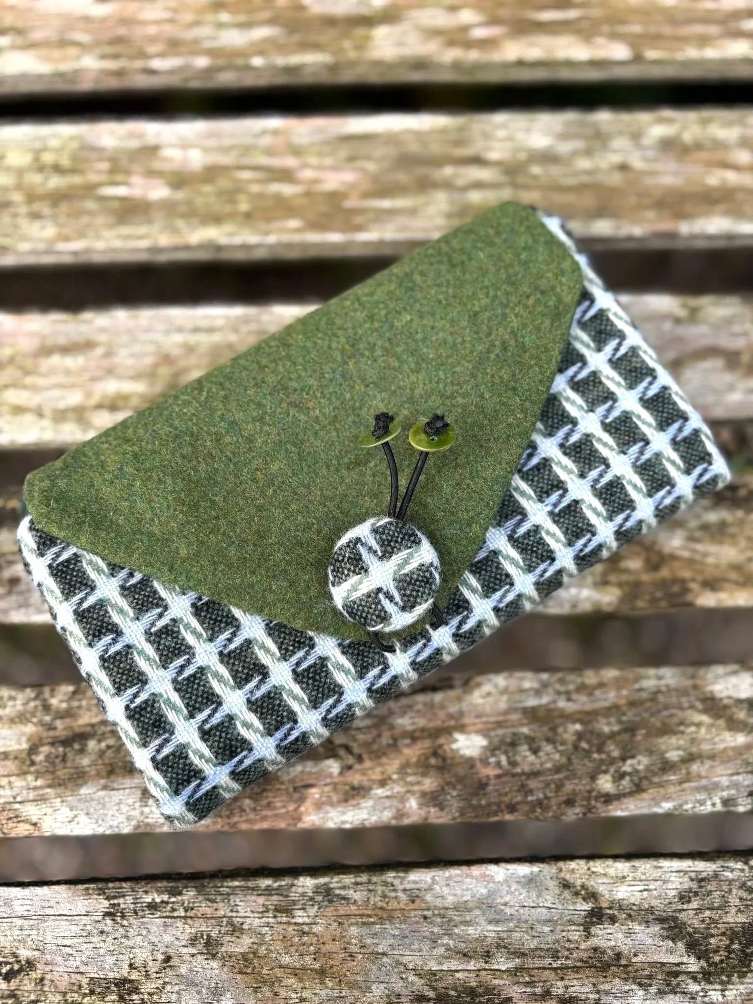 Handmade Green Hinnigan tweed clutch bag and purse, crafted in Scotland by Julia Cunningham