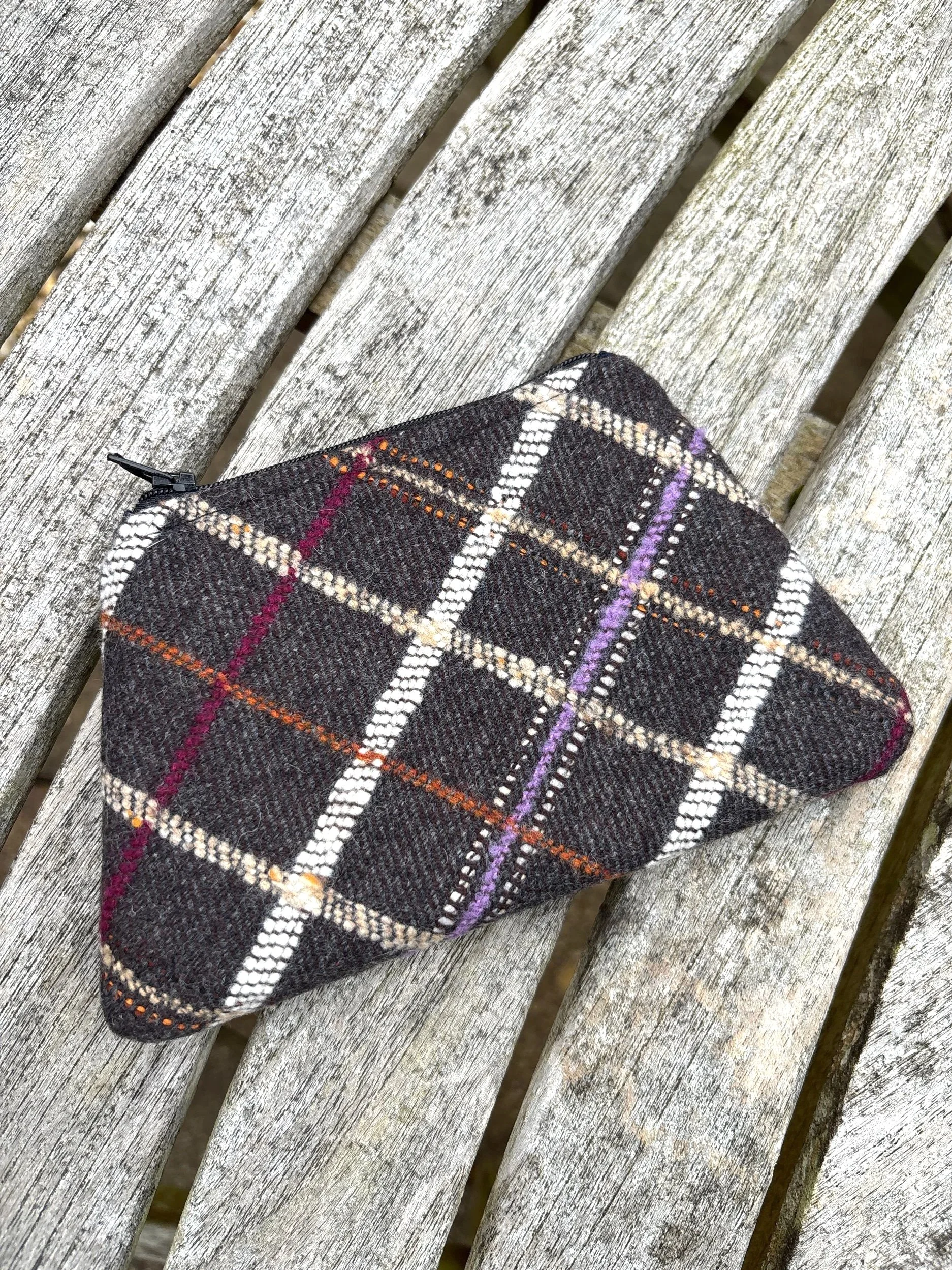 Back view showing the texture and pattern of the vintage Hinnigan tweed lavender purse handmade in Scotland.