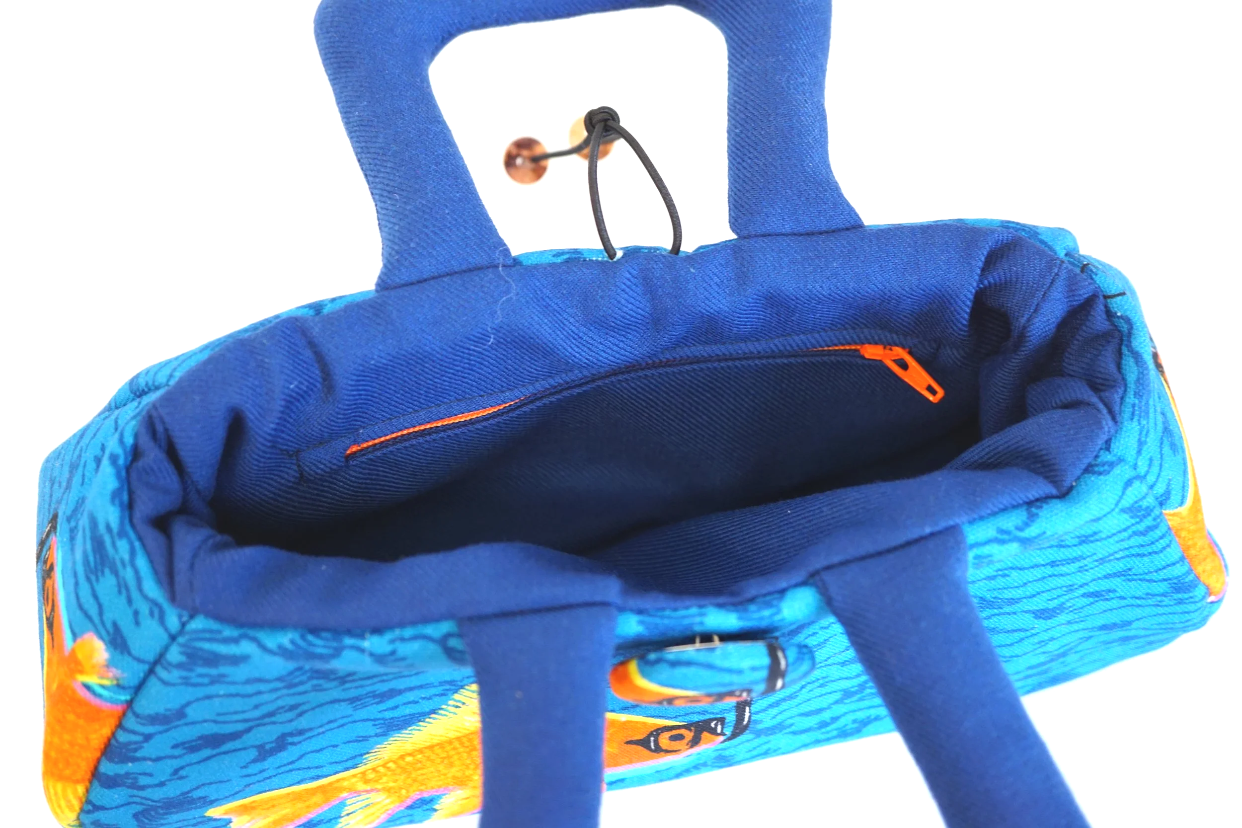 inside view of zip and lining of fantoosh handbag