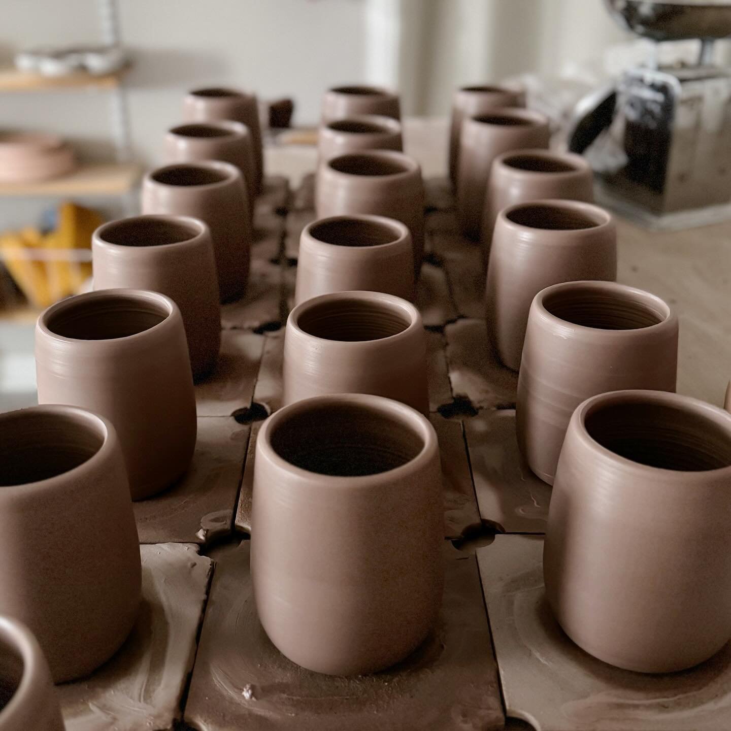 Back in the post-holiday swing of things 🙌🏼 #pottery #clay #ceramics #makersmovement #makersgonnamake #kilnfolk #thatsdsrling #homestudio #studiopottery #wheelthrownpottery