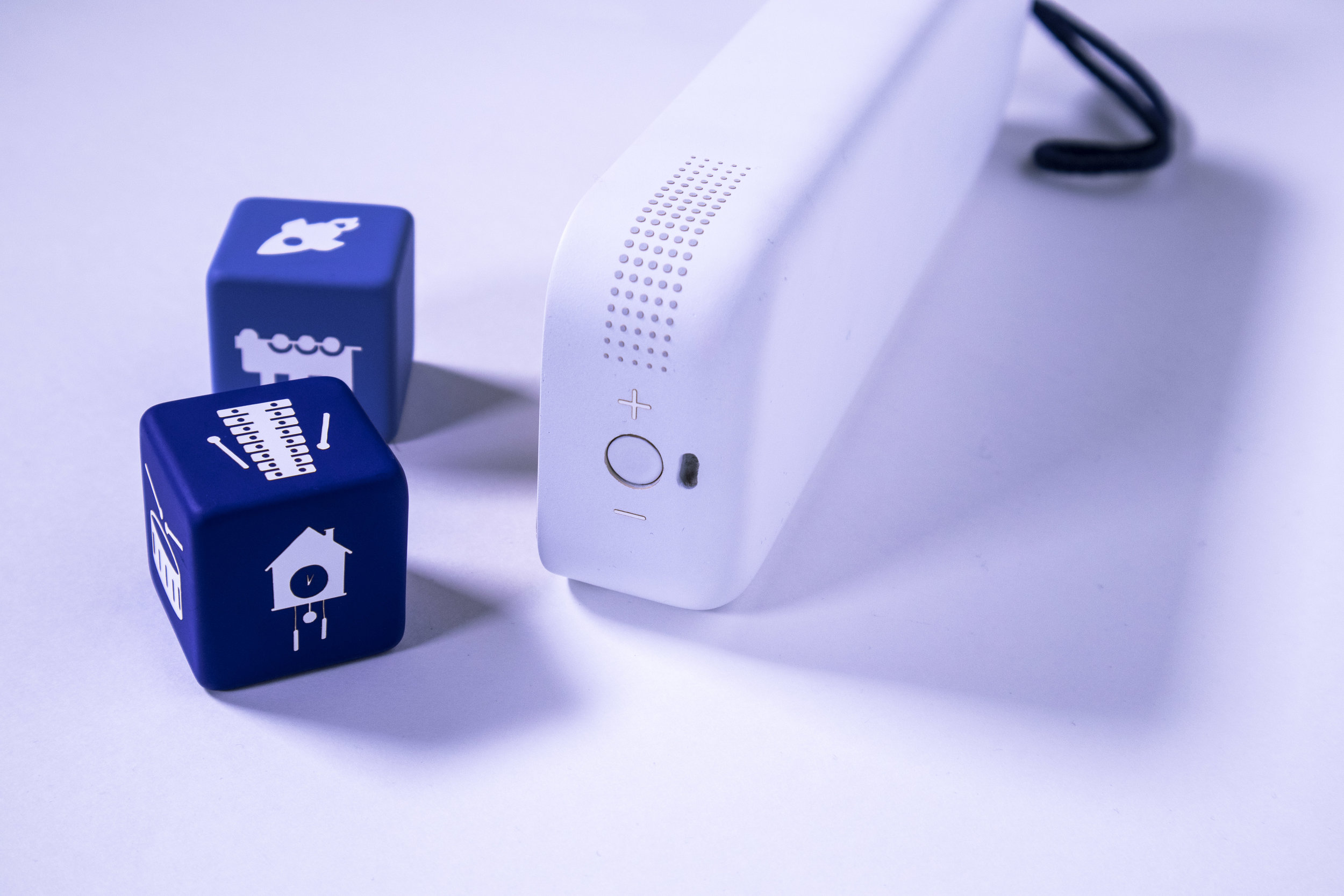 The button for on, off and timer is placed at the end edge of the product, as well as the charge input and level buttons. The pattern of the speakers are placed on both top corners of the product to spread the sound in many directions.