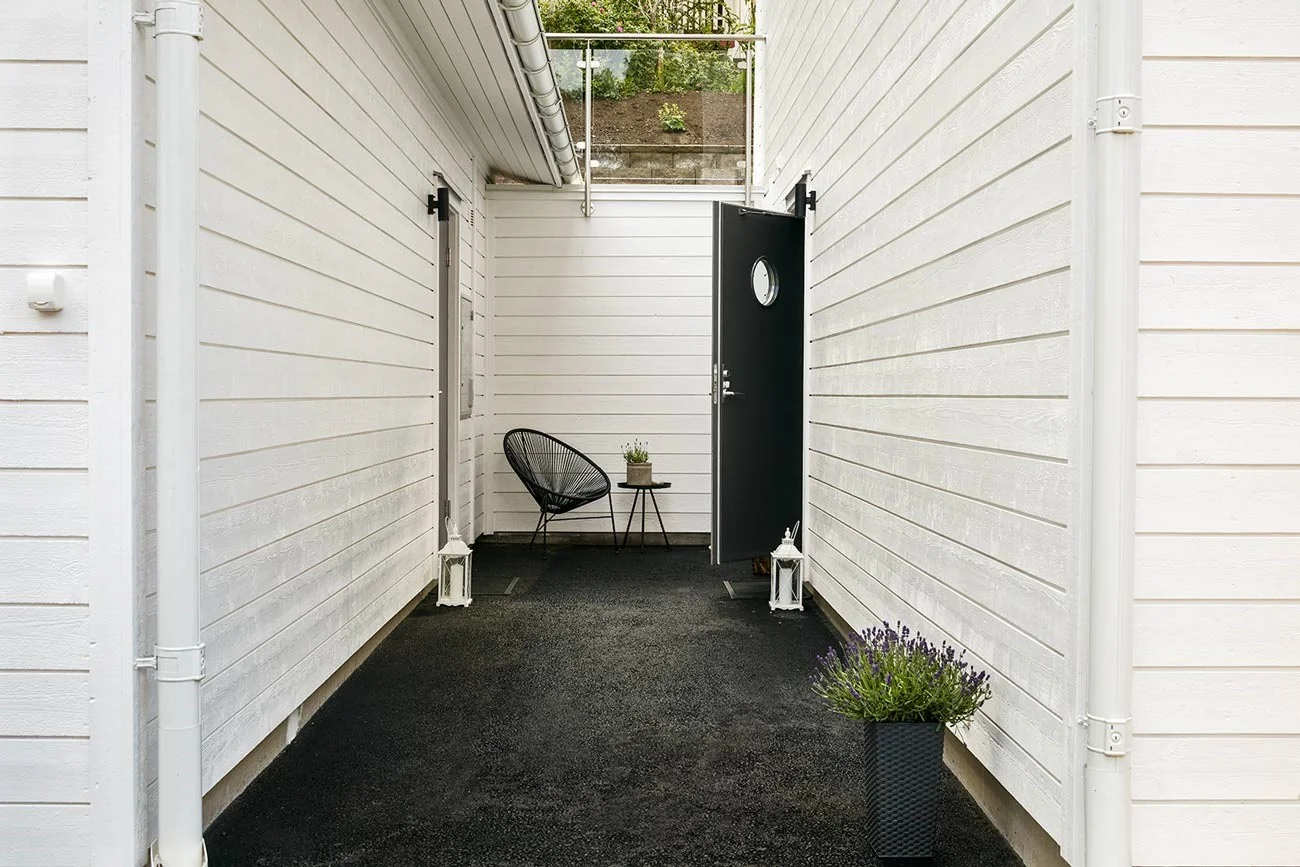 5203_Ekbacken_ext_gang mellan hus o garage.jpg