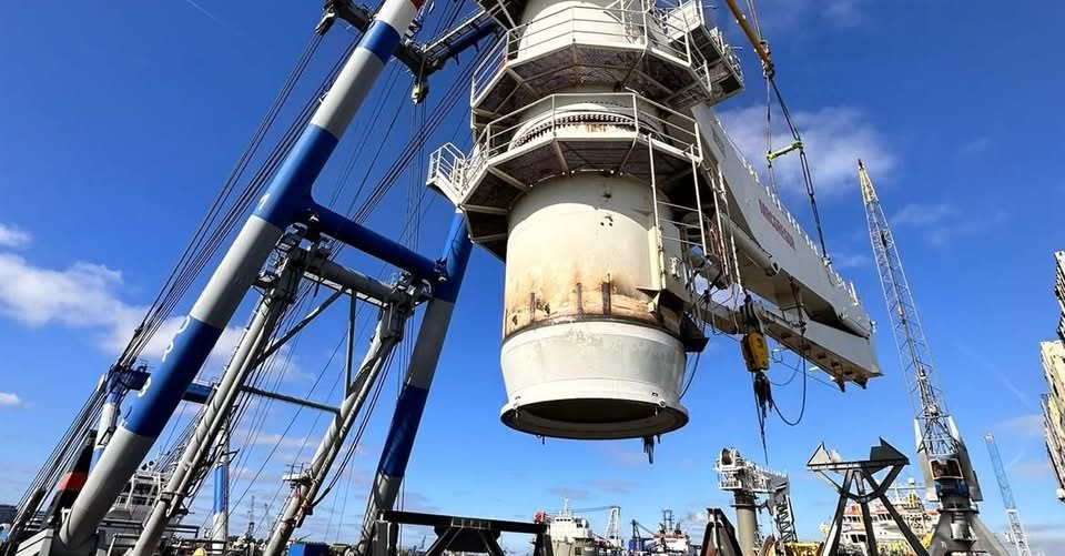 Bonn &amp; Mees Lift and Position 275t Knuckle Boom Crane on Boskalis’ Boka Ocean