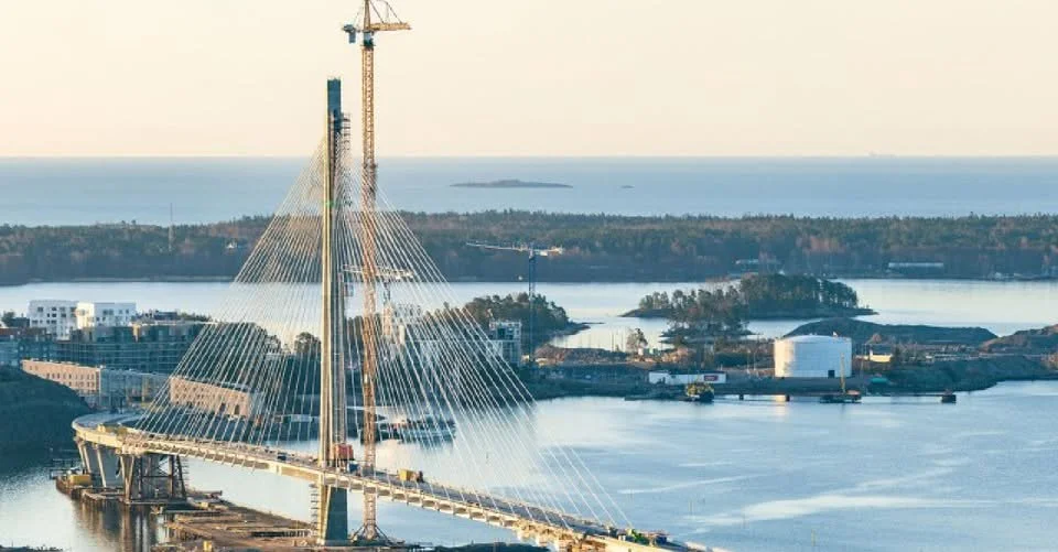 Liebherr tower crane supports construction of Kruunuvuori Bridge