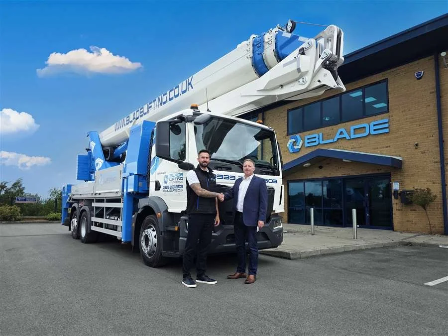 Blade Lifting receives first Böcker mobile crane