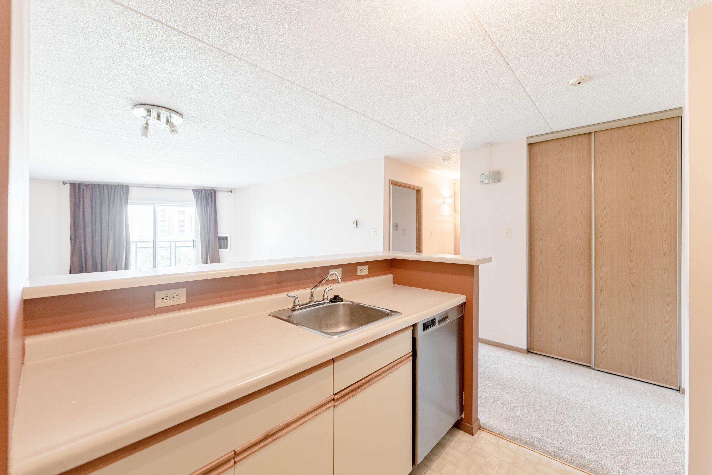 1720 Pembina Hwy (10).jpg