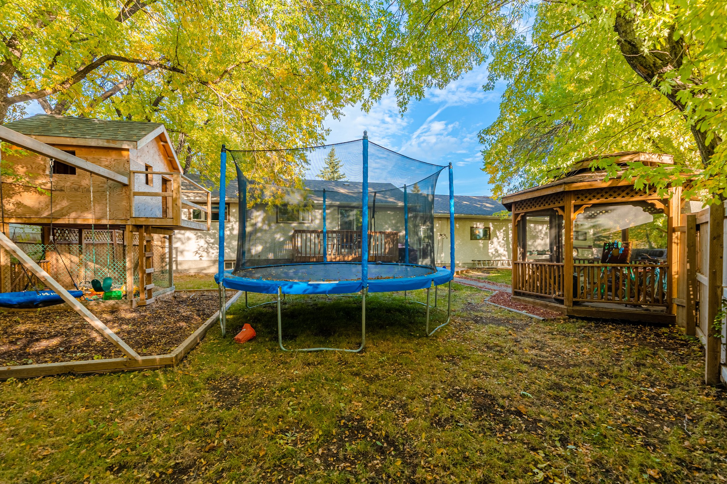 427 4 St W (36).jpg