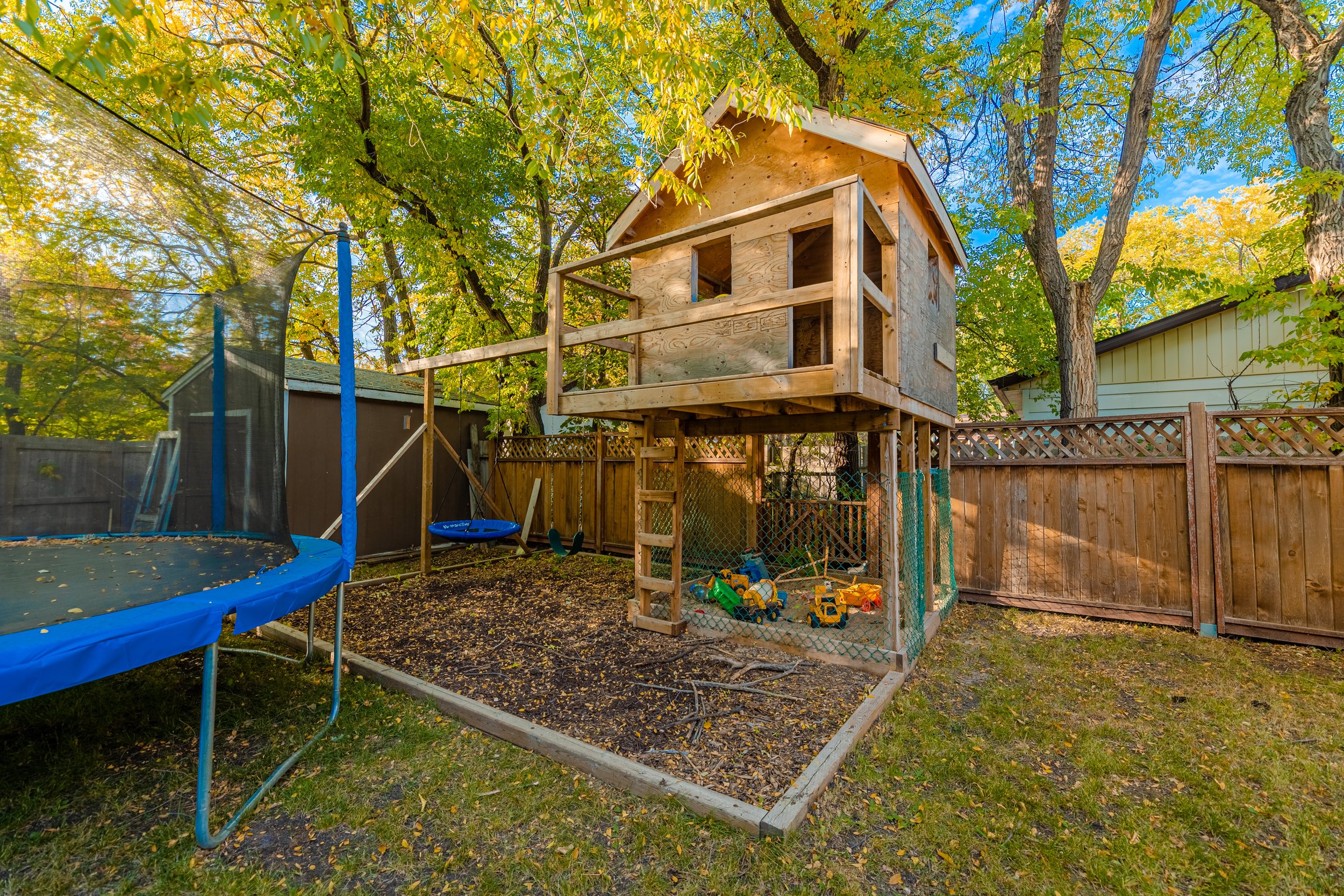 427 4 St W (38).jpg