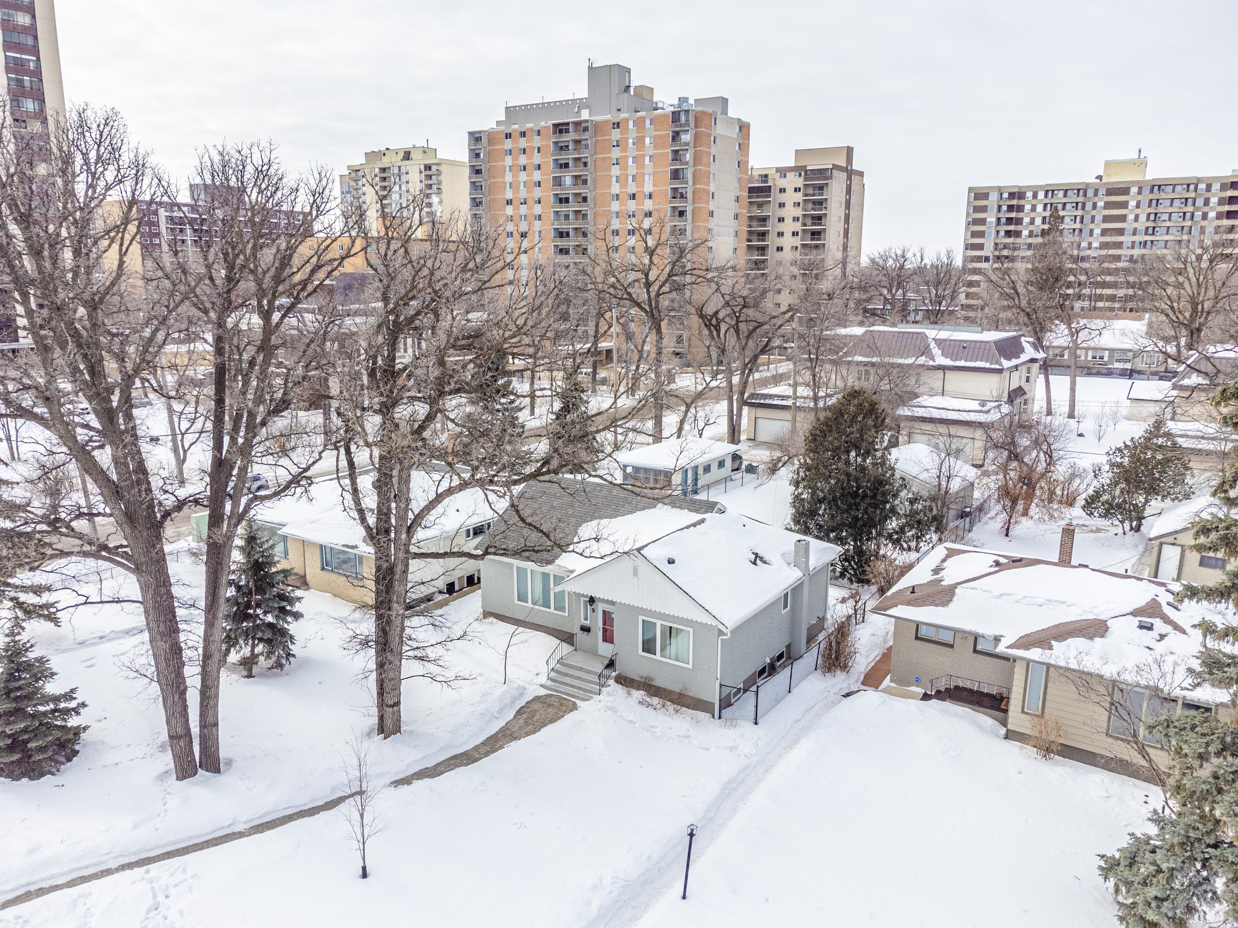9 Roslyn Cres (1).jpg