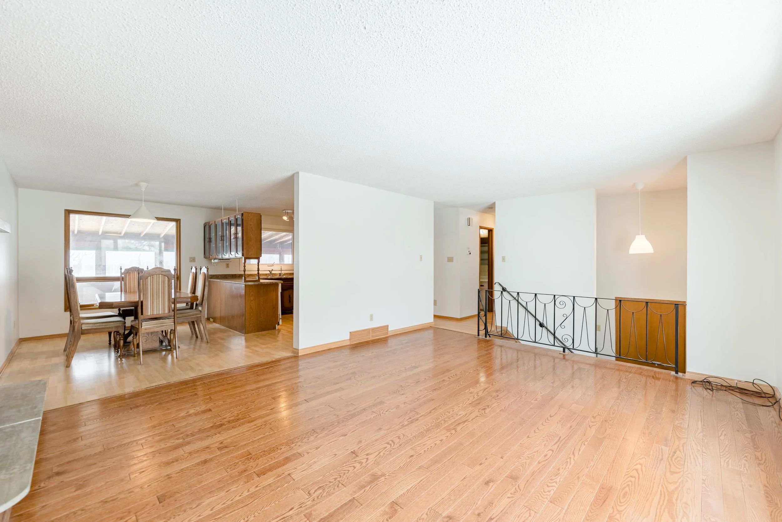 4590 Main St (28).jpg