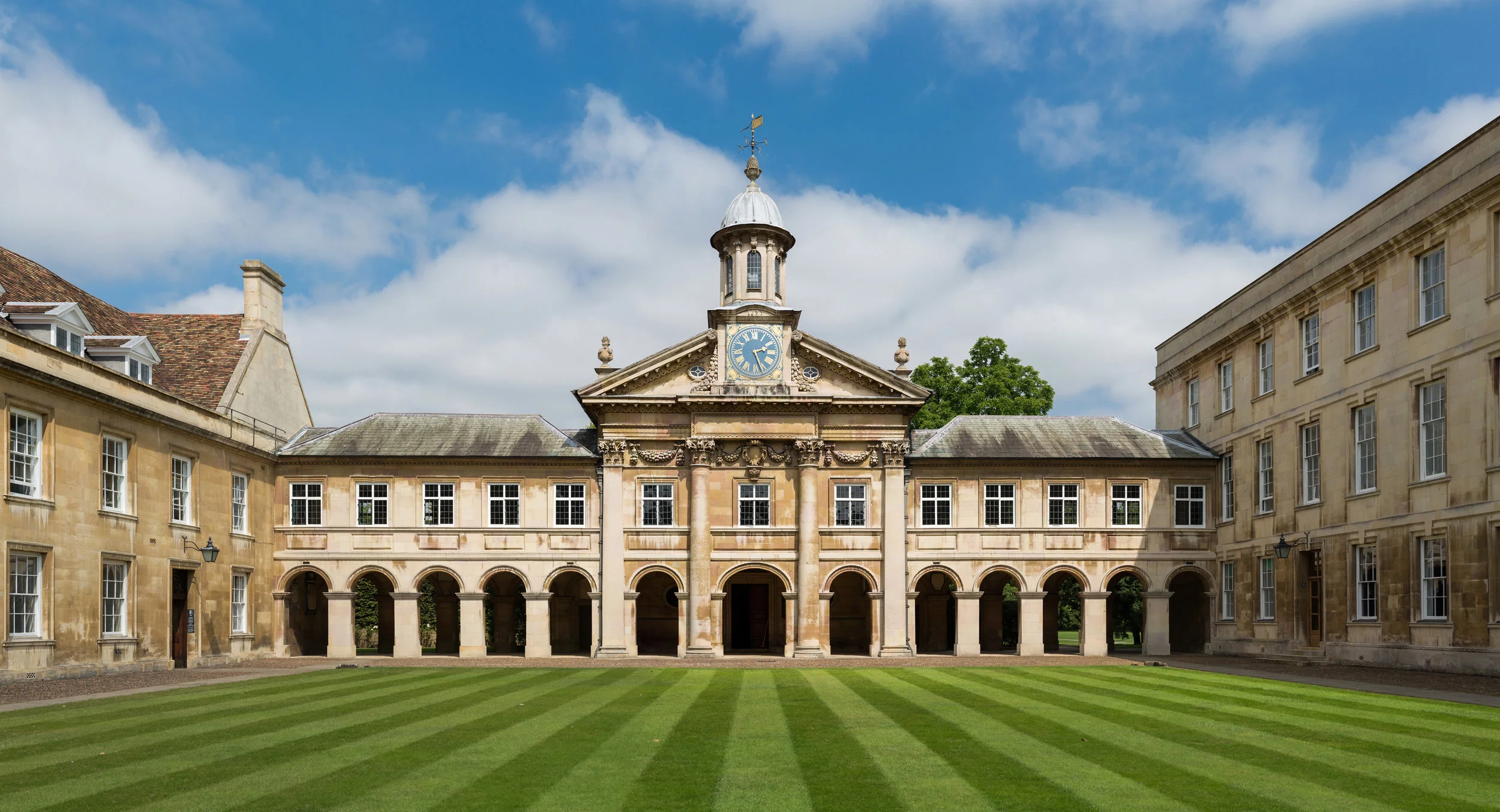 Emmanuel_College_Front_Court,_Cambridge,_UK_-_Diliff.jpg