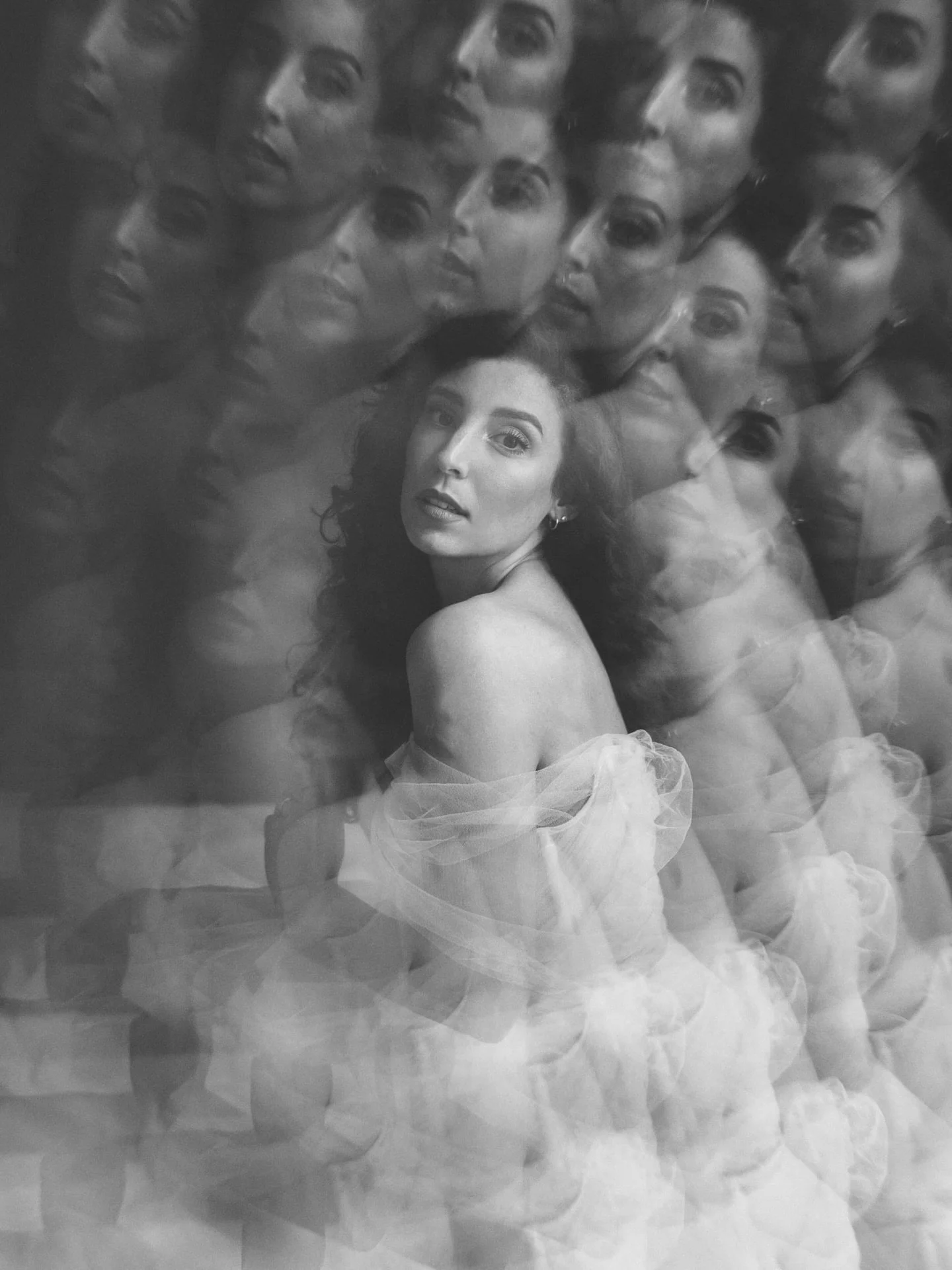 Feeling particularly artsy tonight (especially the last slide) 🤍 Which one speaks to you the most?

Dress: @dasbrautwohnzimmer 
Styling: @vs.cosmetics.studio 
Model: @the.yasemind 
Studio: @striwa.studios 

Keywords:
artsybridalportrait, fineartwedd