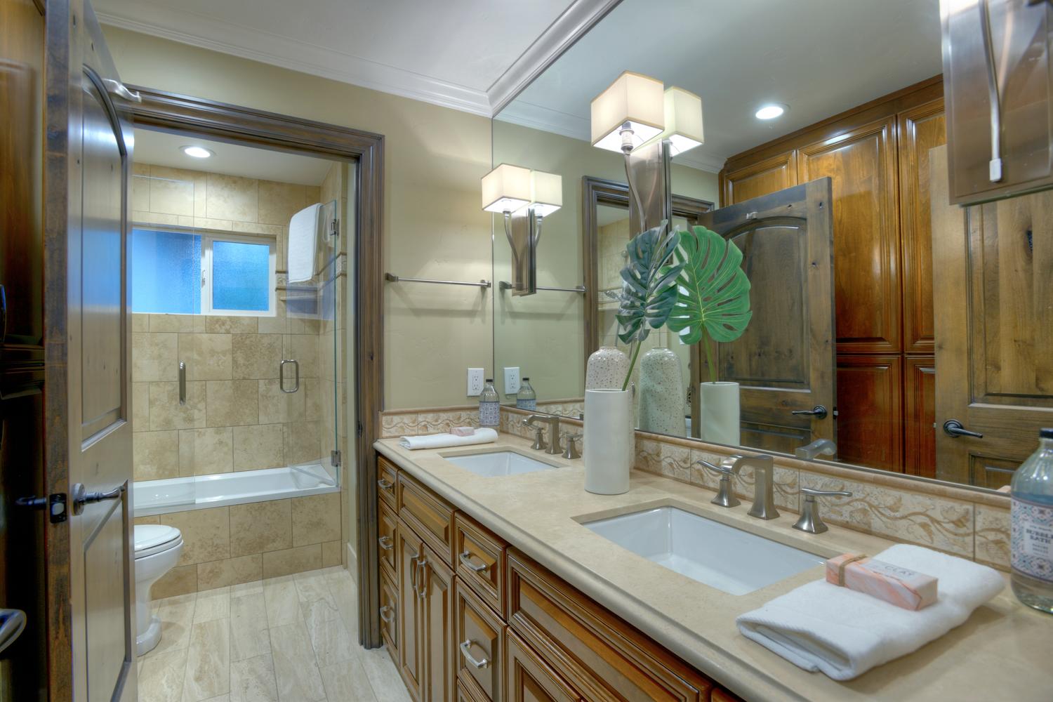 15977 Grandview Dr Monte-large-039-57-Bedroom Hallway Bathroom-1500x1000-72dpi.jpg