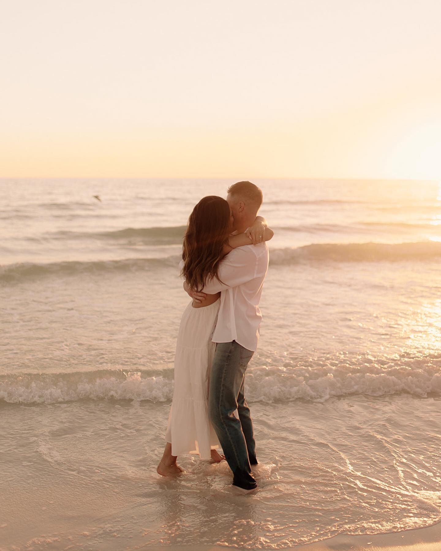 Taylor &amp; Jim running around siesta key beach during this stunning sunset deserves a spot on the feed 🥂🖤

#siestakeybeach #siestakey #siestakeyphotographer #siestsakeyengagementphotographer #siestakeyweddingphotographer #tampaweddingphotographer