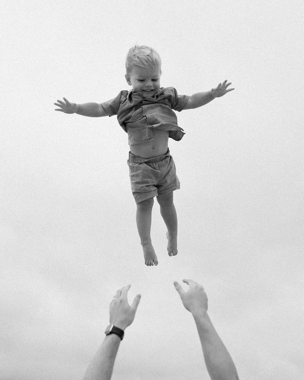 Some of my favorite sessions happen in the in-between moments.

The toddler who suddenly decides to run. The baby who finally looks up. The mama who forgets I&rsquo;m there. 

Spring outdoor sessions are now open 💌 and I&rsquo;d love for your family