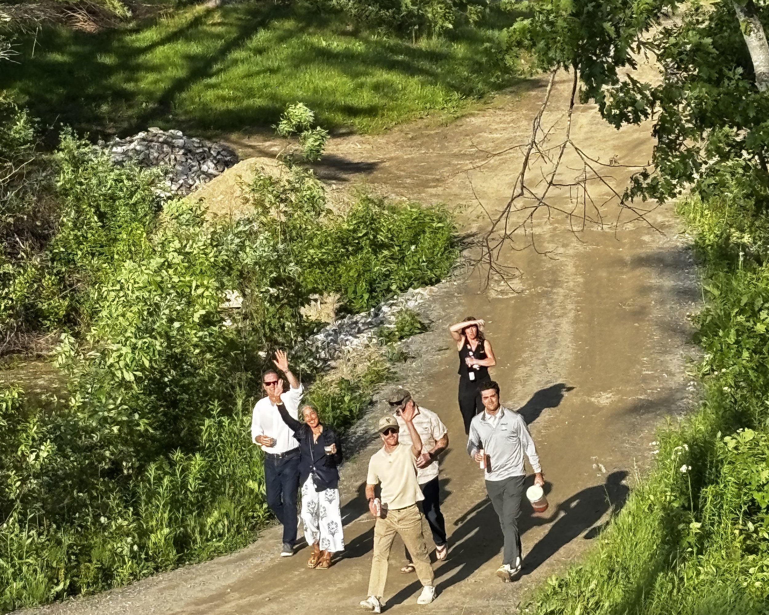 Walking+up+the+road+from+the+dock.jpg