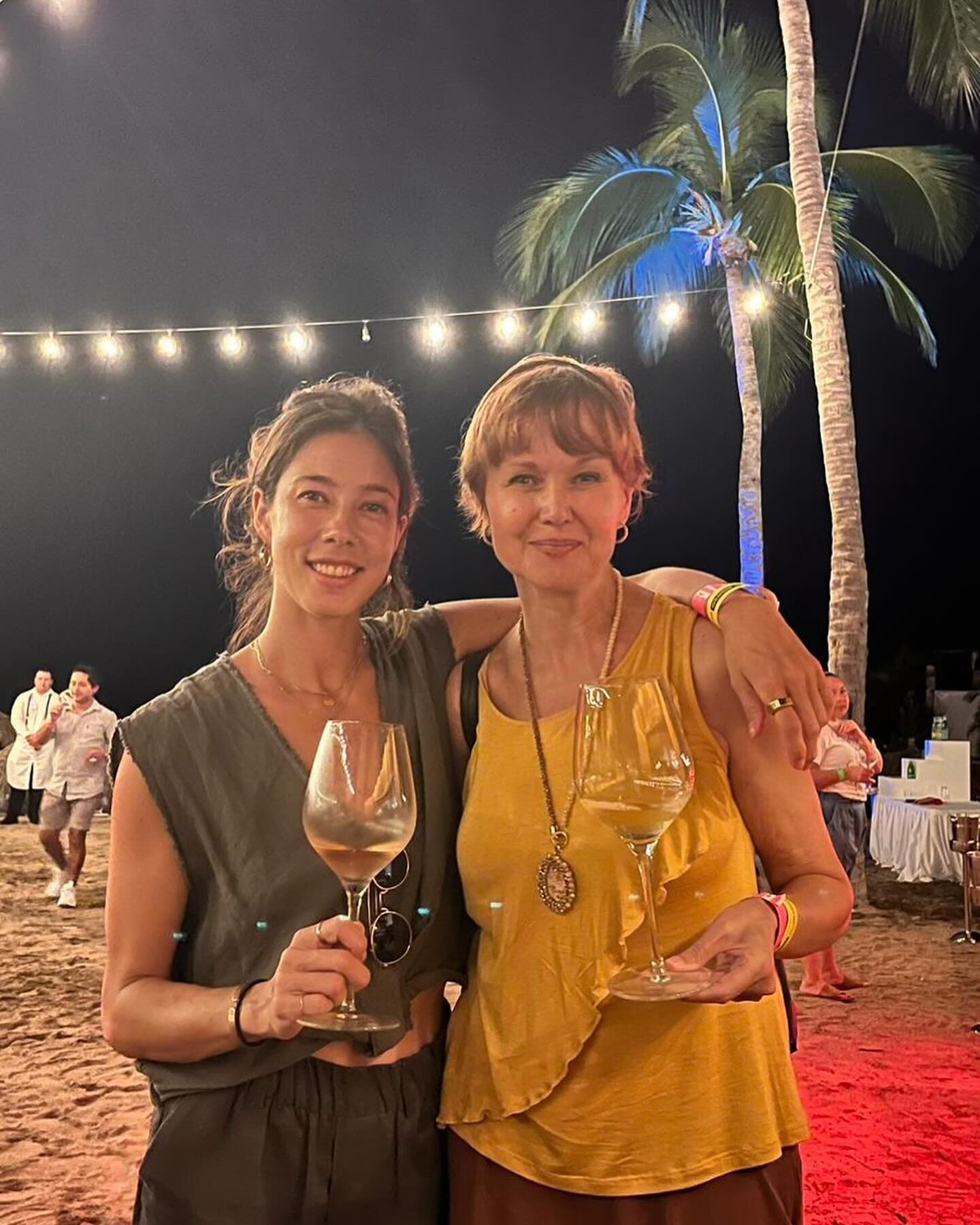 So fun to see former students in a non-classroom setting 🤩  Stellar event at @mayanpalaceresort with @winebarvs last night! 🥂