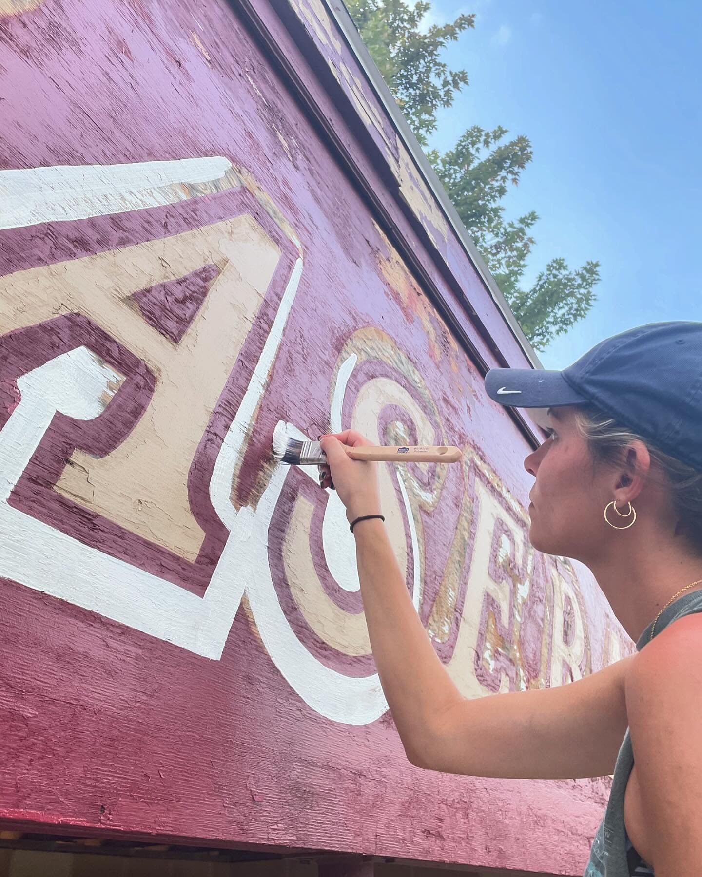 Here&rsquo;s the finished dugout at Walsh!!⚾️

I love a giant lettering project and this one was fun to just go in over the existing shapes and brighten it up. The old paint had been partially scraped off and left the shapes underneath still visible 