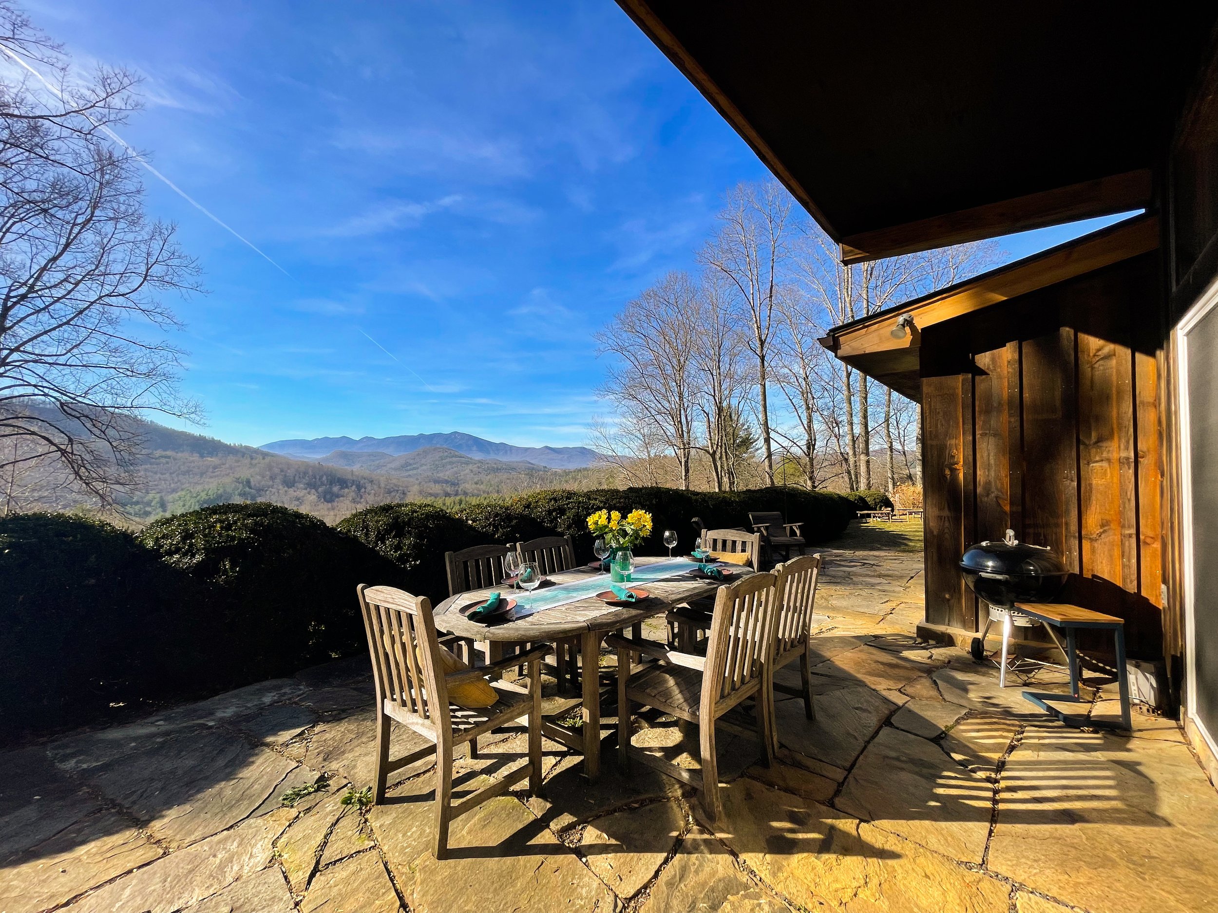  The house features a grill, firepot, plenty of outdoor seating, and more gorgeous views! 