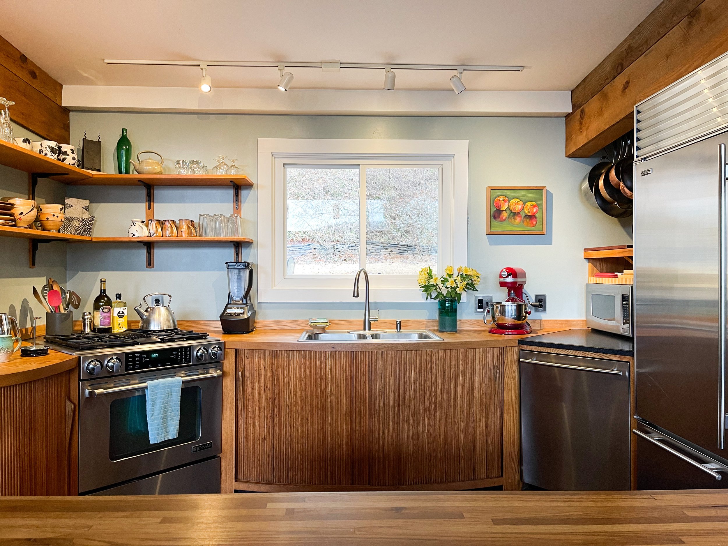  Filled with ceramics from local artists, it is evident that the house is just 4 minutes from Penland School of Crafts.   The kitchen is fully equipped with high-end appliances, cooking and bakeware, small appliances (Instant Pot, Blender, Standmixer