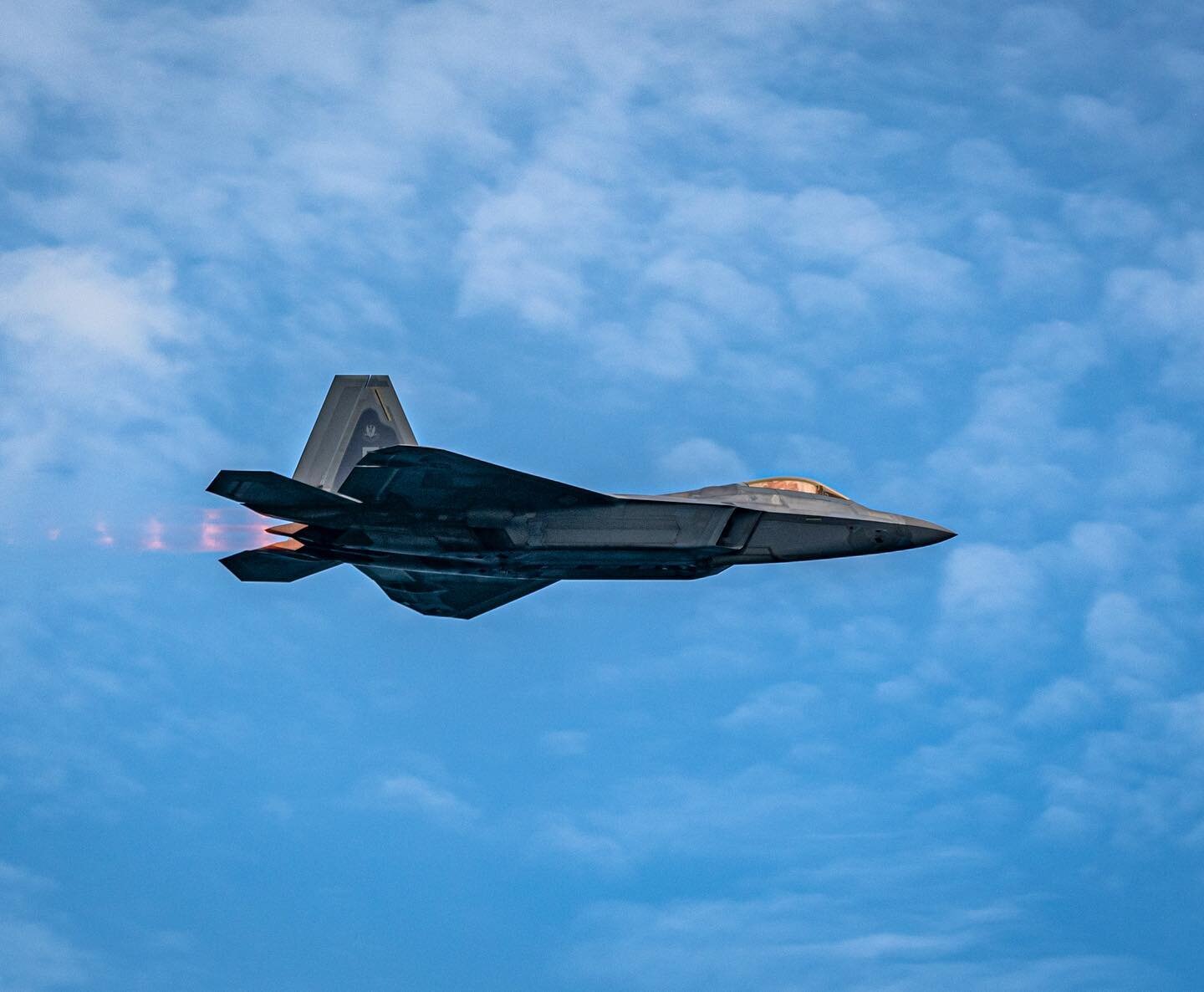 F-22 Raptor

#aviation #avgeek #aviationphotography #aviationlovers #airplane #aircraft #planespotting #aviationdaily #instagramaviation #plane #instaaviation #aviationgeek #instaplane #flight #planespotter #planes
#photography  #picoftheday #photogr