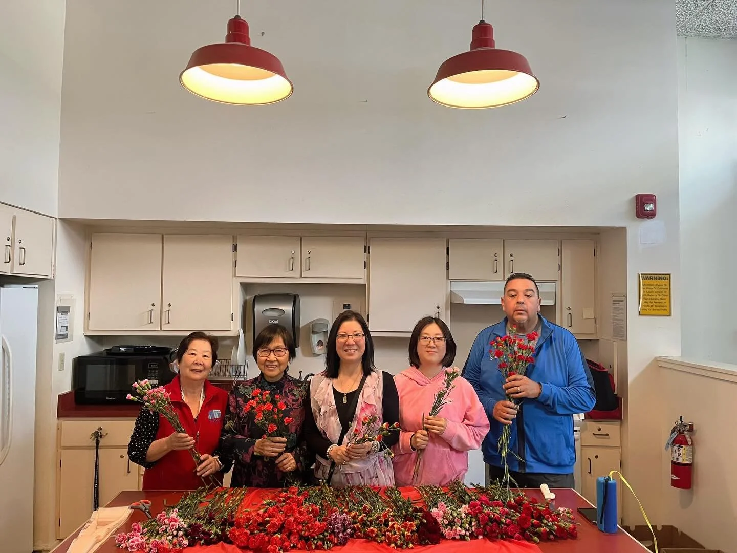At Mendelsohn House&rsquo;s monthly residents meeting, we celebrated both birthdays and Mother&rsquo;s Day. RSAP staff and volunteers worked together to prepare flowers as gifts for residents, which were shared during the meeting by Building Manager 