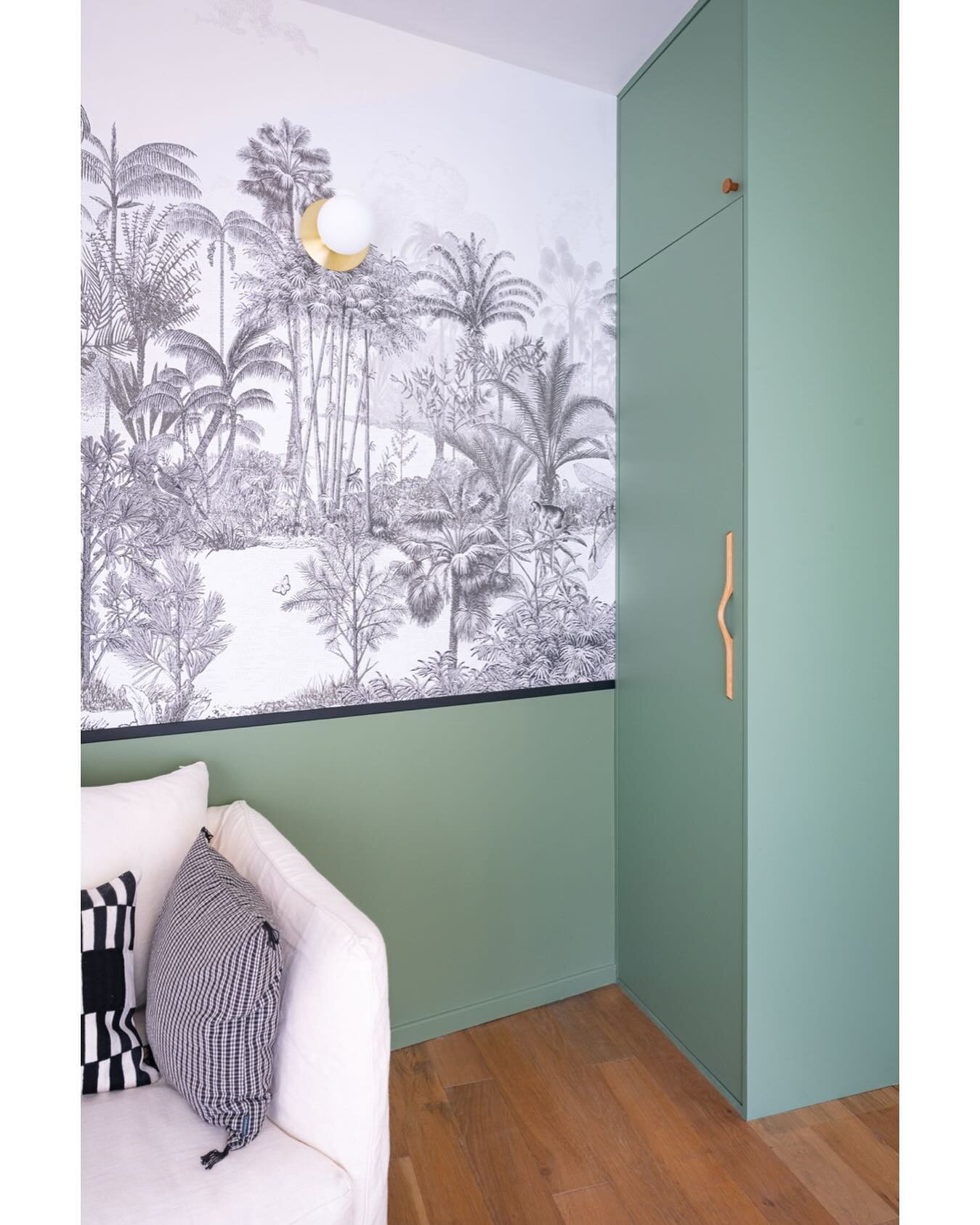 Projet Ferber - Suresnes 
Fresque murale et menuiserie sur-mesure.
.
.
.
#interiordesign #decoration #decorationinterieur #designer #fresque #fresquemurale #papierpeint #green #vert