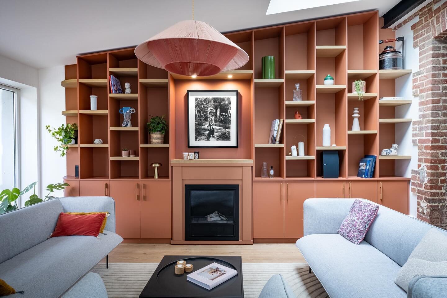 APR&Egrave;S - AVANT changement radical, la page &eacute;tait blanche. Cette biblioth&egrave;que prend toute la largeur et hauteur du mur pour un effet whaou ! 
.
.
.
#interiordesign #design #biblioth&egrave;que #terracotta #bois #decoracion #d&eacut