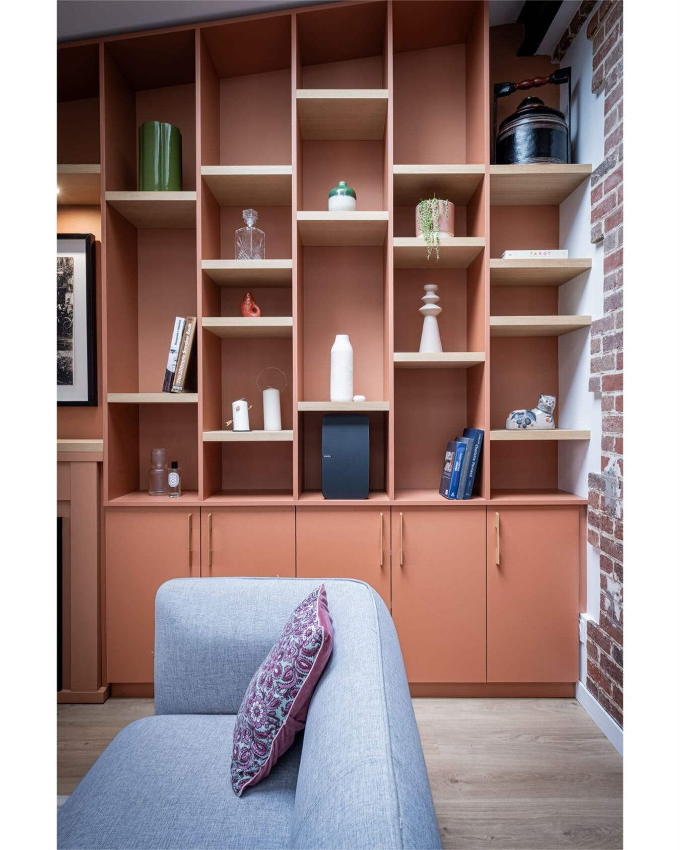 Un zoom sur la biblioth&egrave;que sur mesure de notre projet Bois-Co. Couleur terracotta qui rappelle les couleurs couleurs des briquettes rouges de la maison. 
.
.
.
#interiordesign #int&eacute;rieur #interiordecor #bibliotheques #design #decoratio