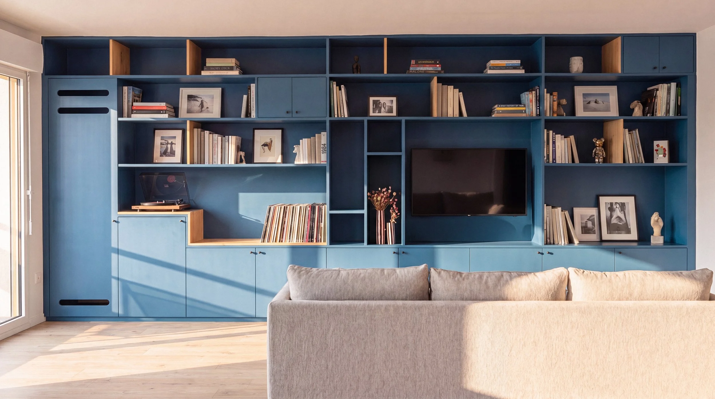 Bibliothèque sur mesure réalisée dans un appartement neuf aménagé en VEFA