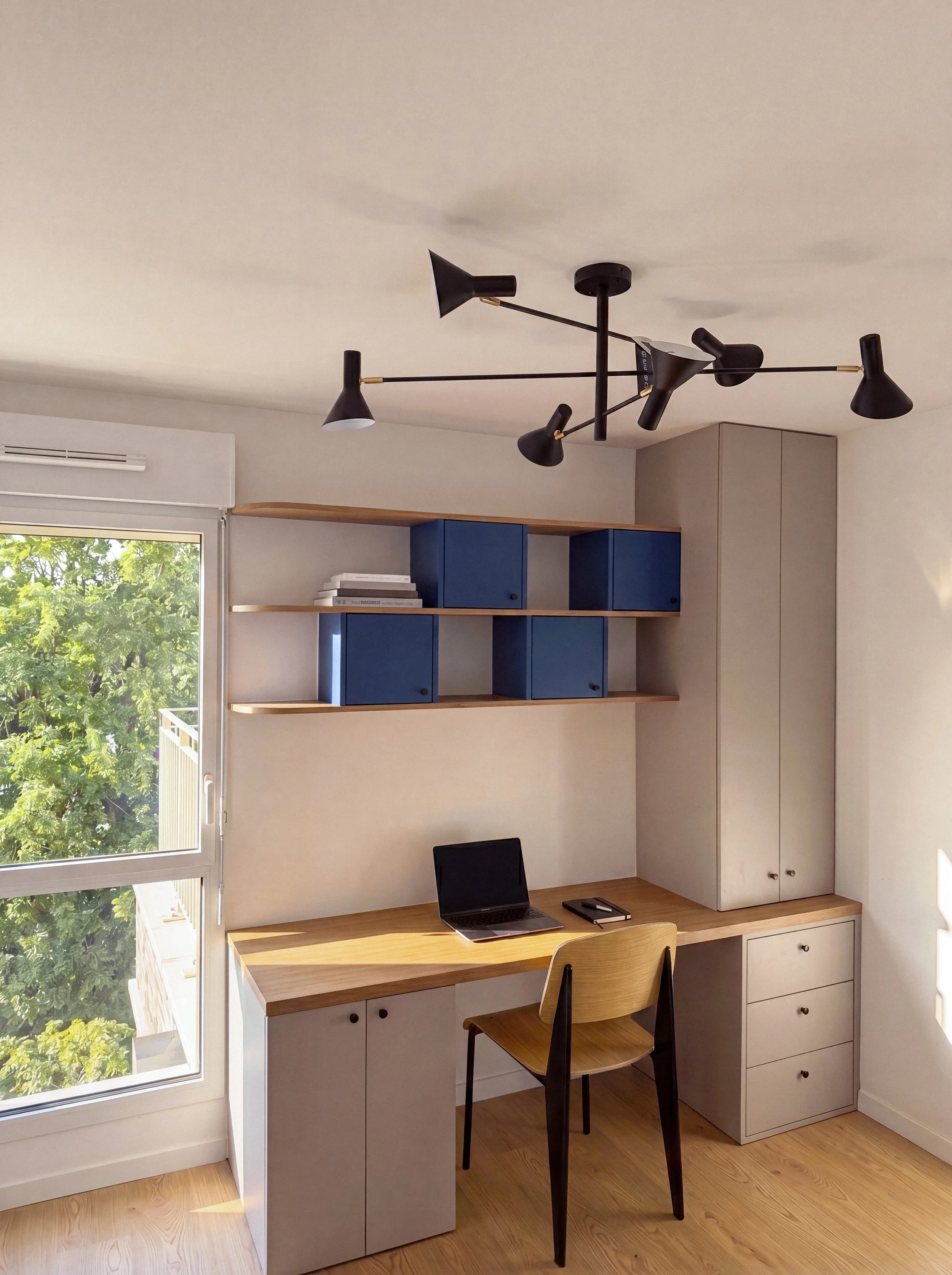 Bureau sur mesure réalisé dans un appartement neuf aménagé en VEFA