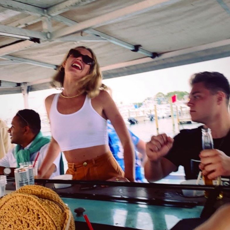 That Friday feel 💃 
This week only! Use code Summer2021 for 25% off full boat bookings! 
📷: @sdepasquale