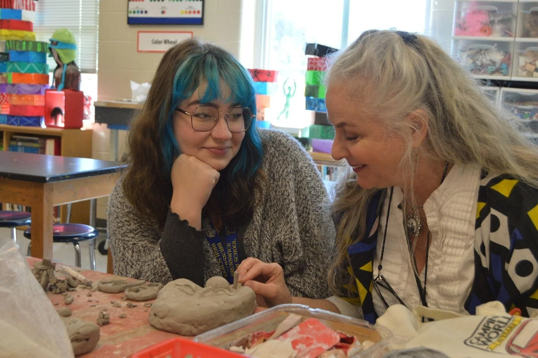 Art teacher uses technology to support students' work