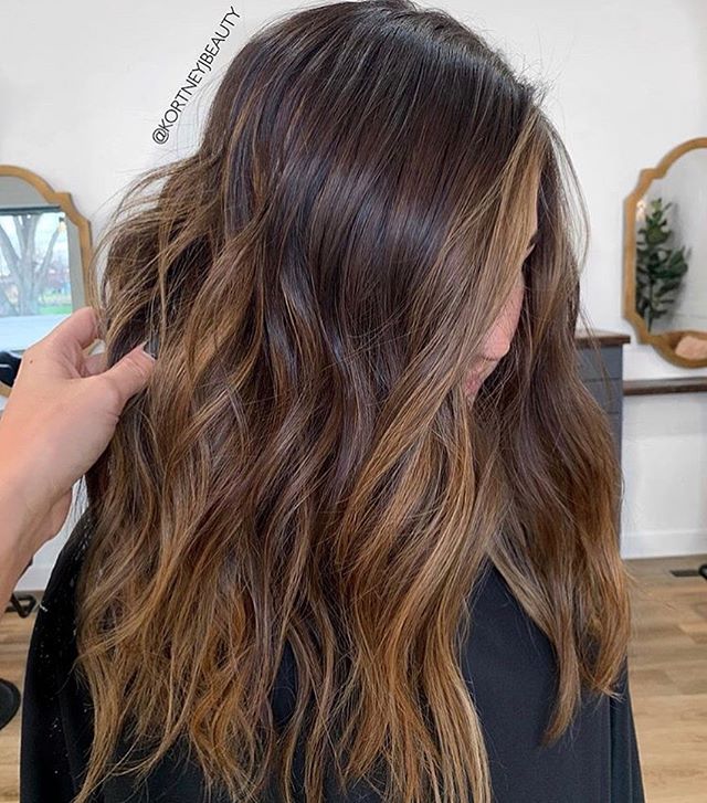 Natural warm balayage for the win!😍🙌🏼
_
_
Swooning over this color that @kortneyjbeauty did💓