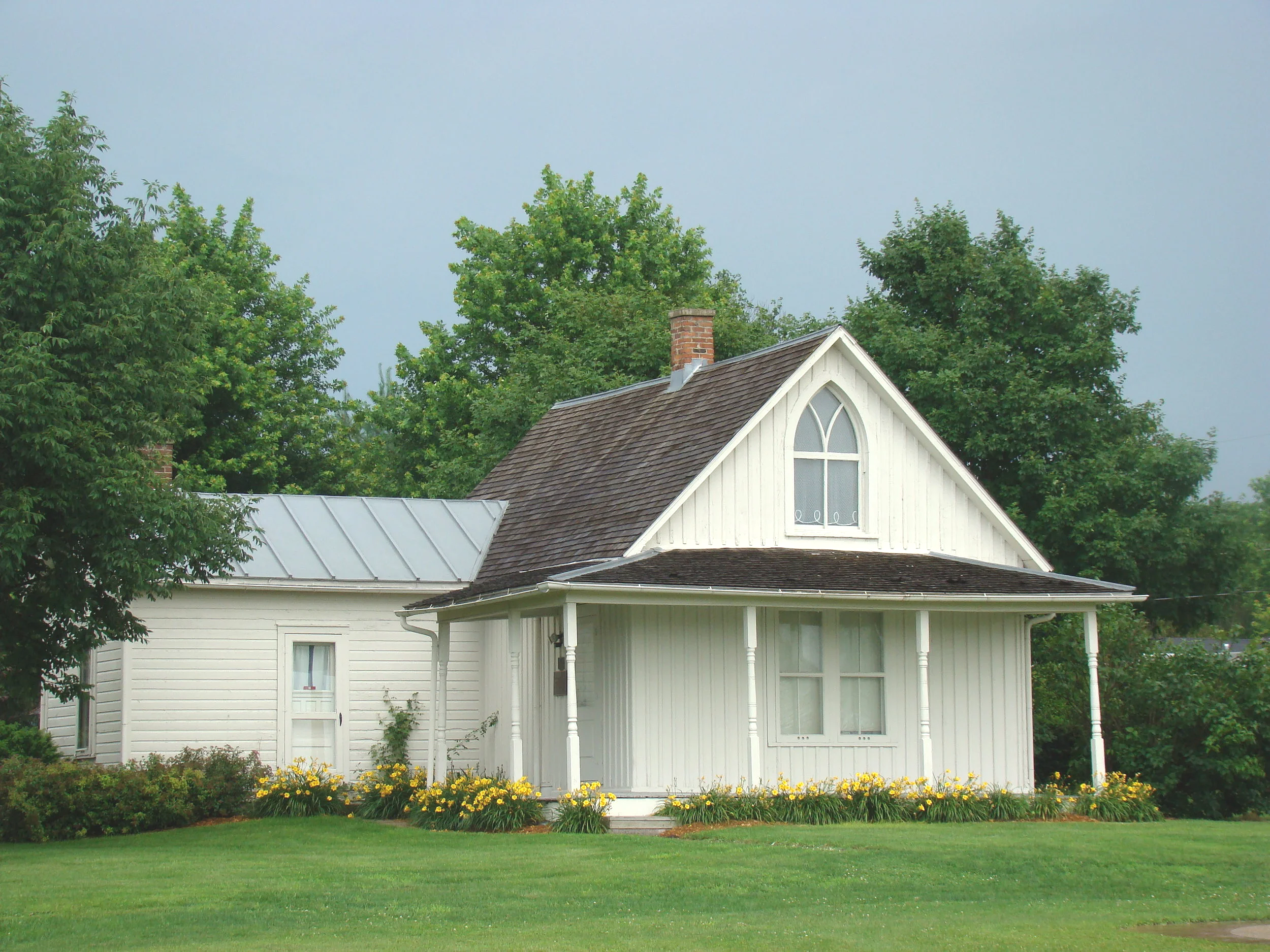 gothic house picture summer angled photo.png