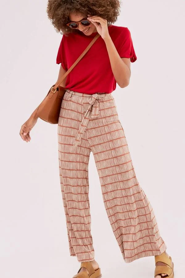 Corrosao Pants A meld between light weight and simple fashion, you’re bound to be comfy all day long.